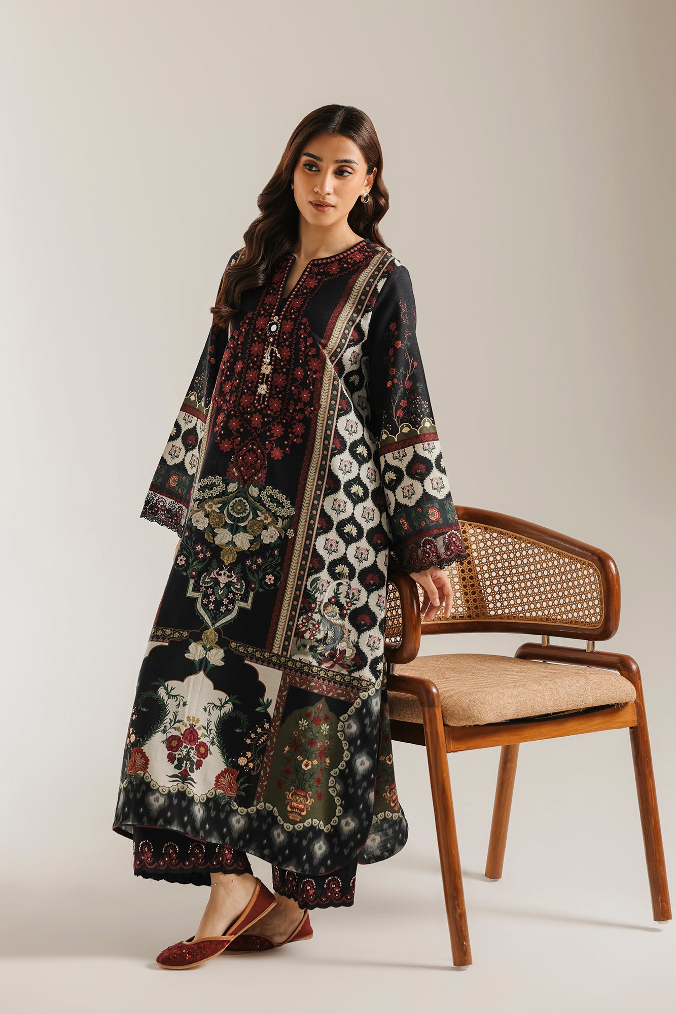 EMBROIDERED SUIT (E4872-103-901)