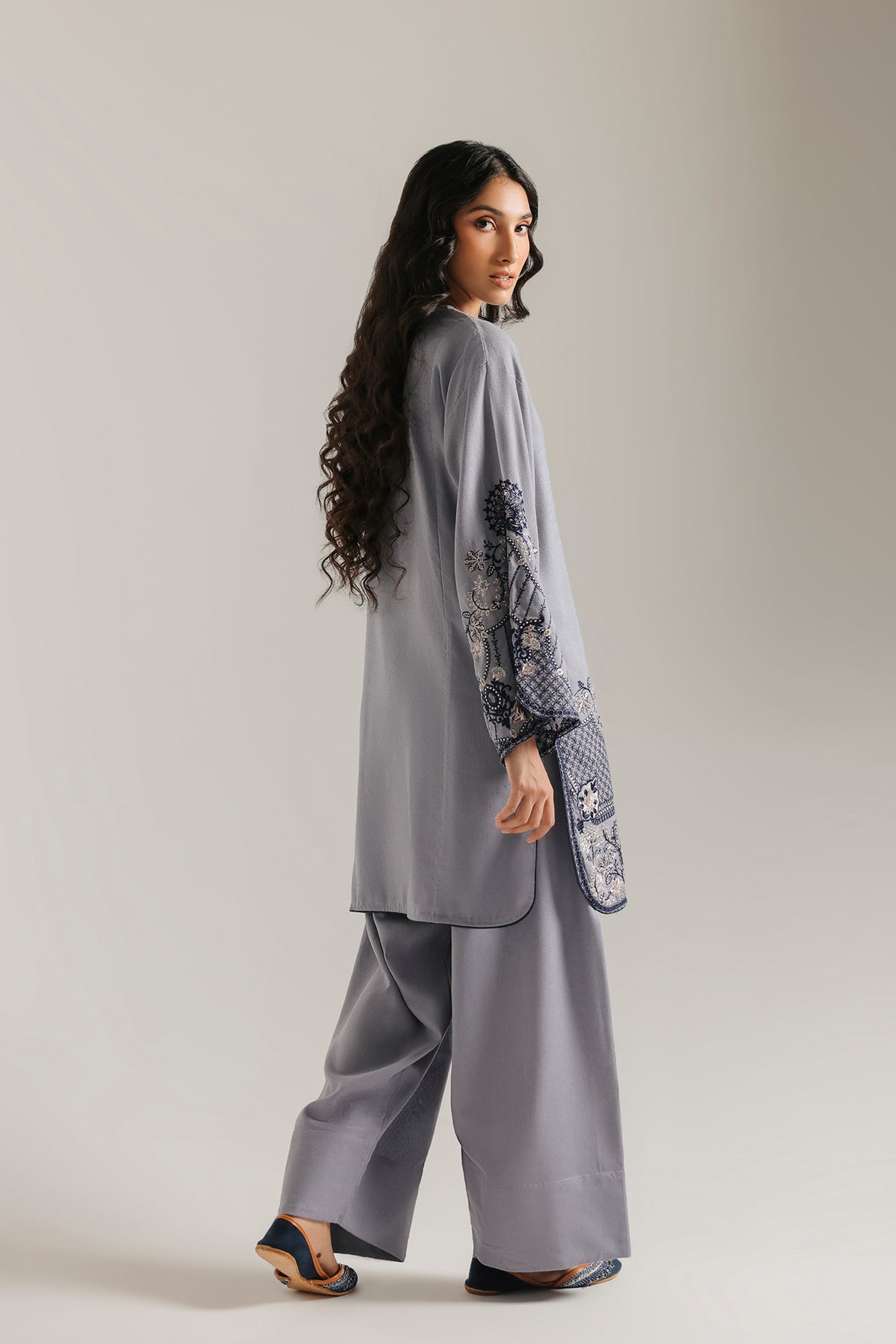 EMBROIDERED SUIT (E4875-103-908)