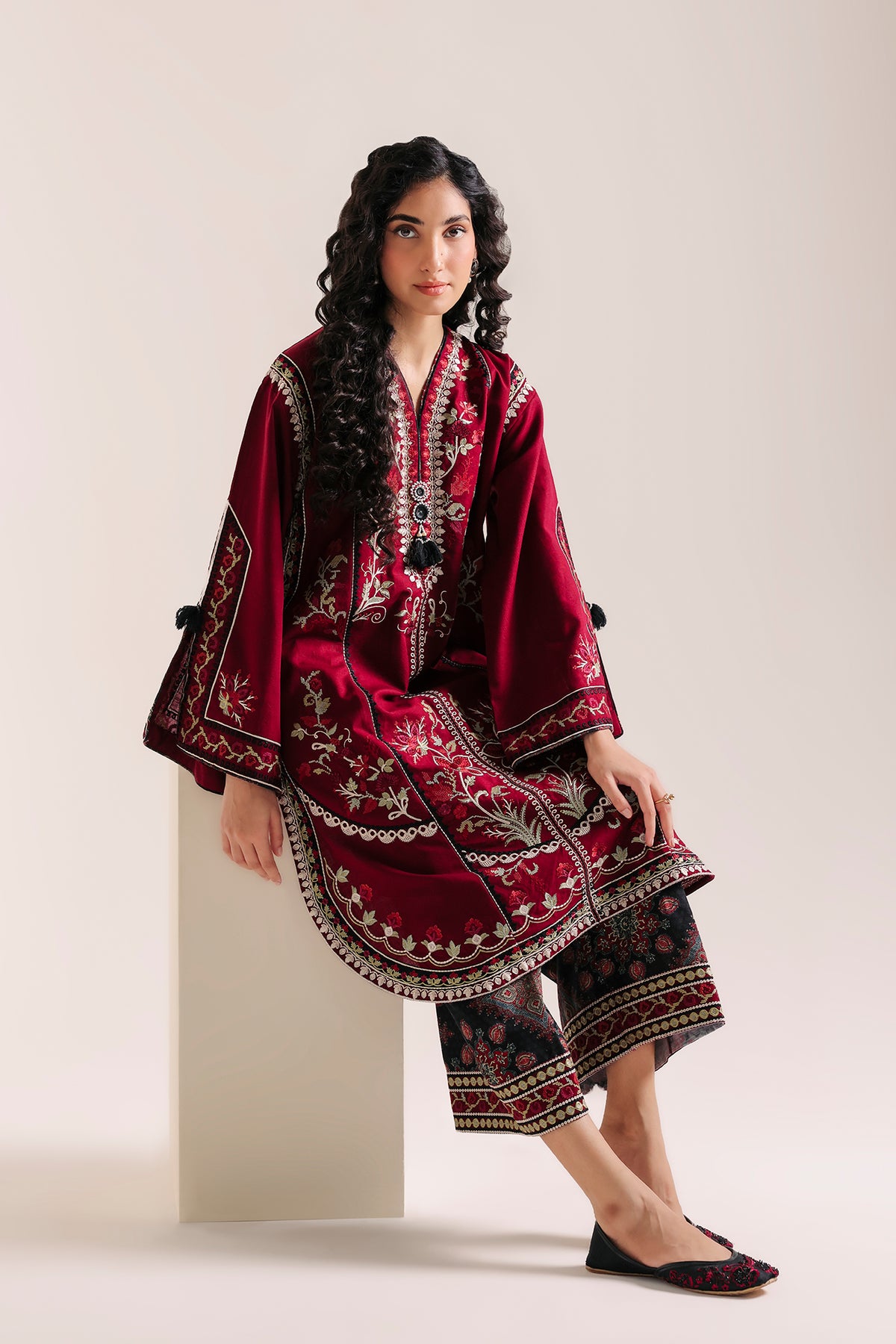 EMBROIDERED SUIT (E4912-103-402)