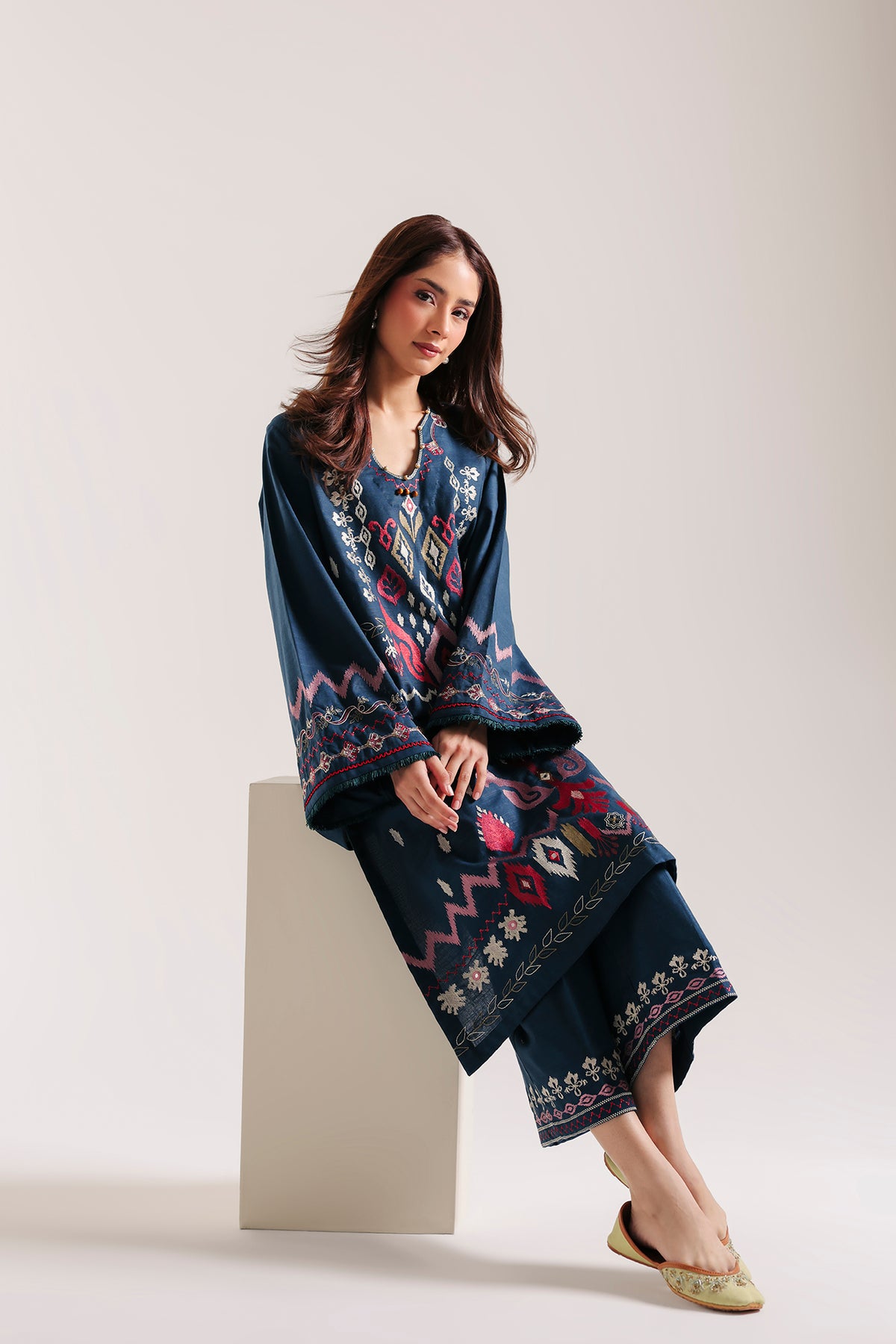 EMBROIDERED SUIT (E4915-103-602)