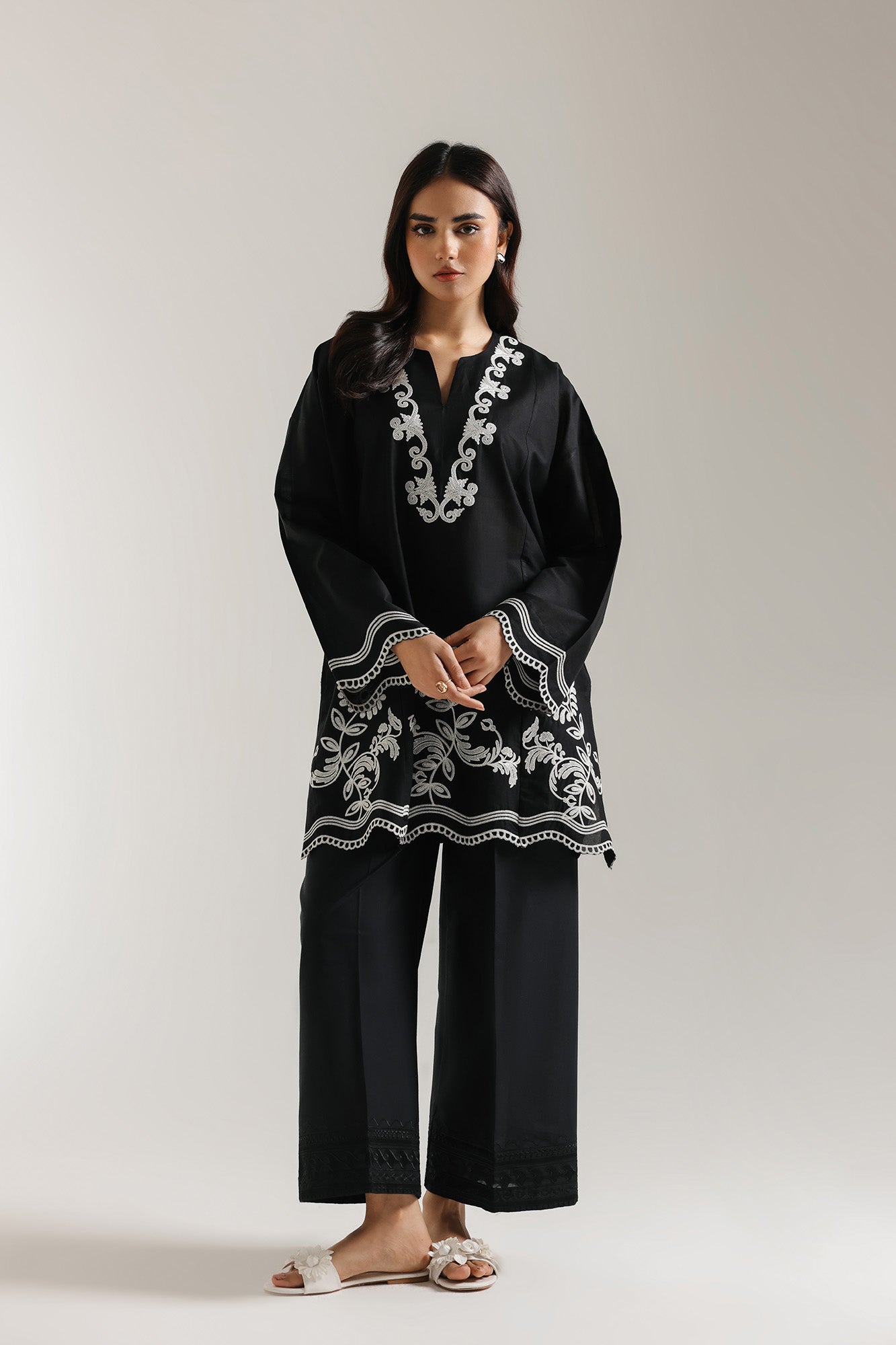 EMBROIDERED KURTI (E5832/102/902)