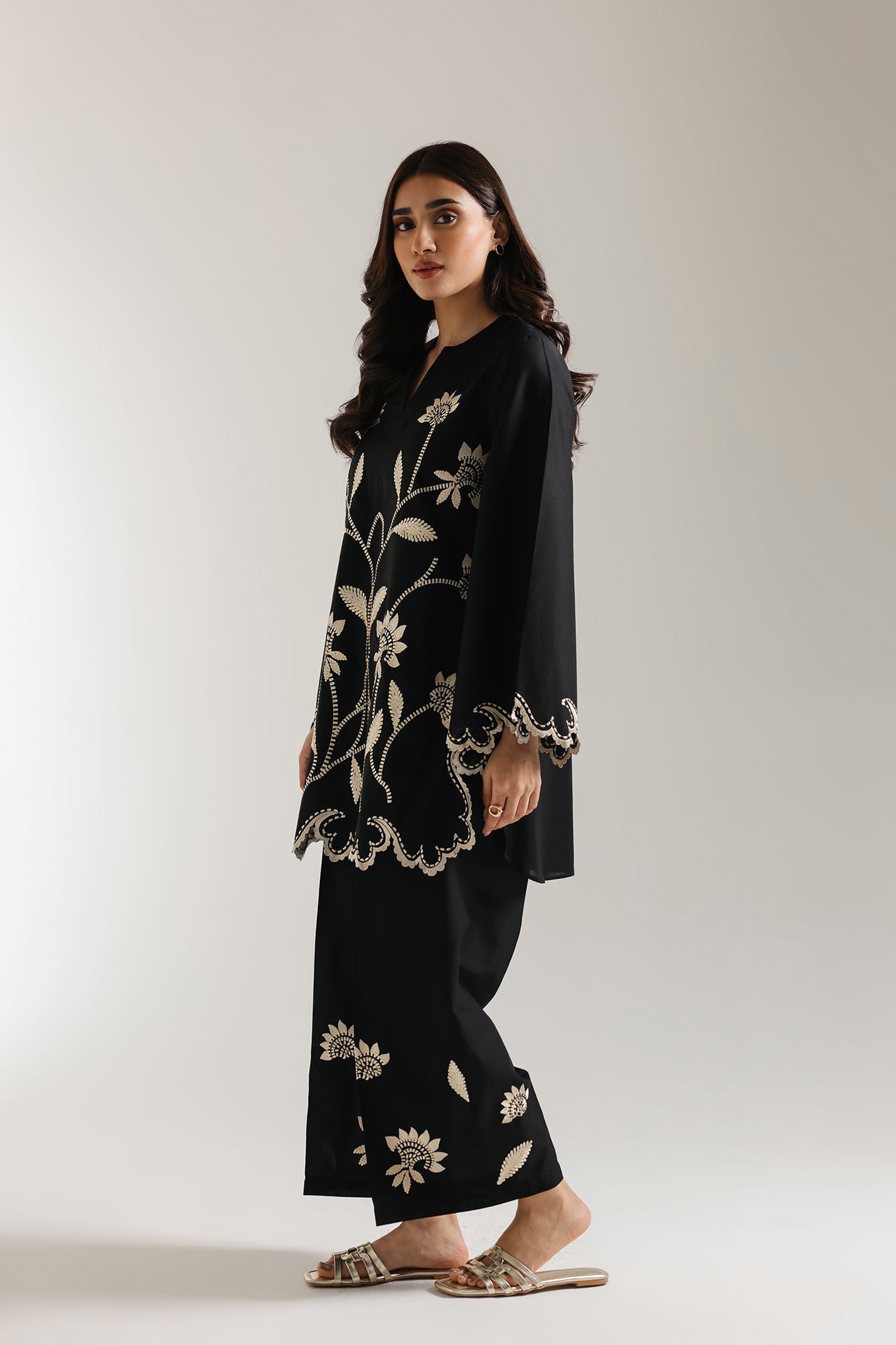 EMBROIDERED SUIT (E6110/102/902)