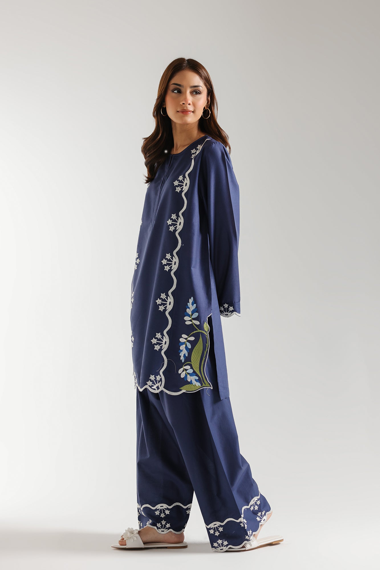 EMBROIDERED SUIT (E6114/102/621)