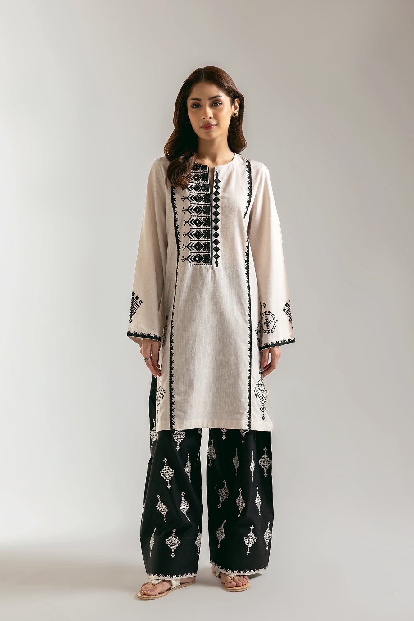 EMBROIDERED SUIT (E6142/102/006)