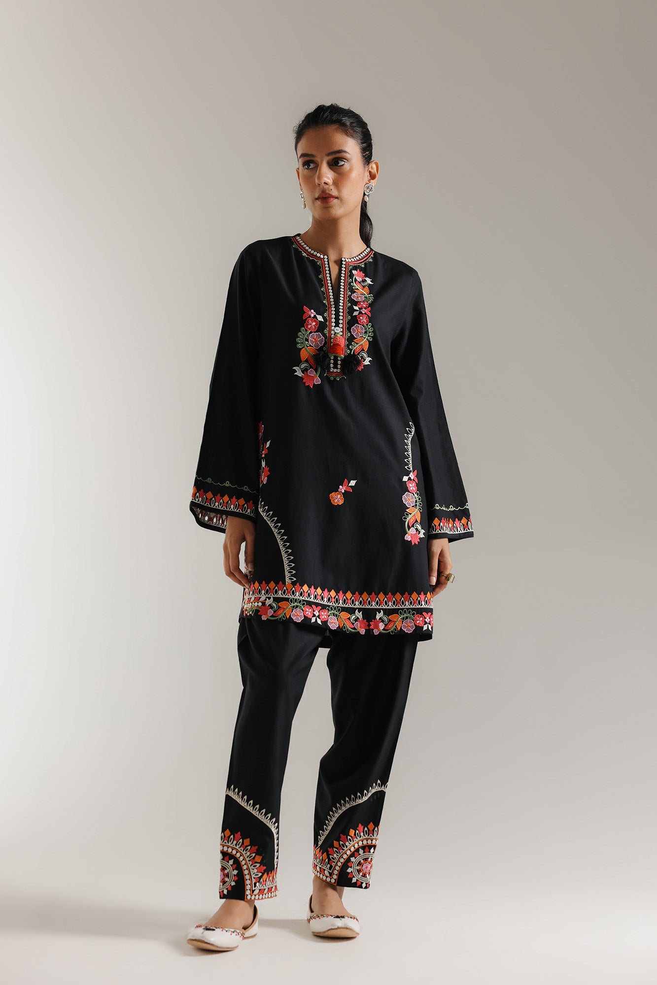 EMBROIDERED SUIT (E6147/102/901)