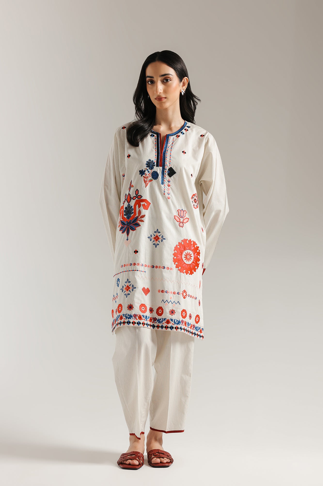 EMBROIDERED SUIT (E6182/102/004)