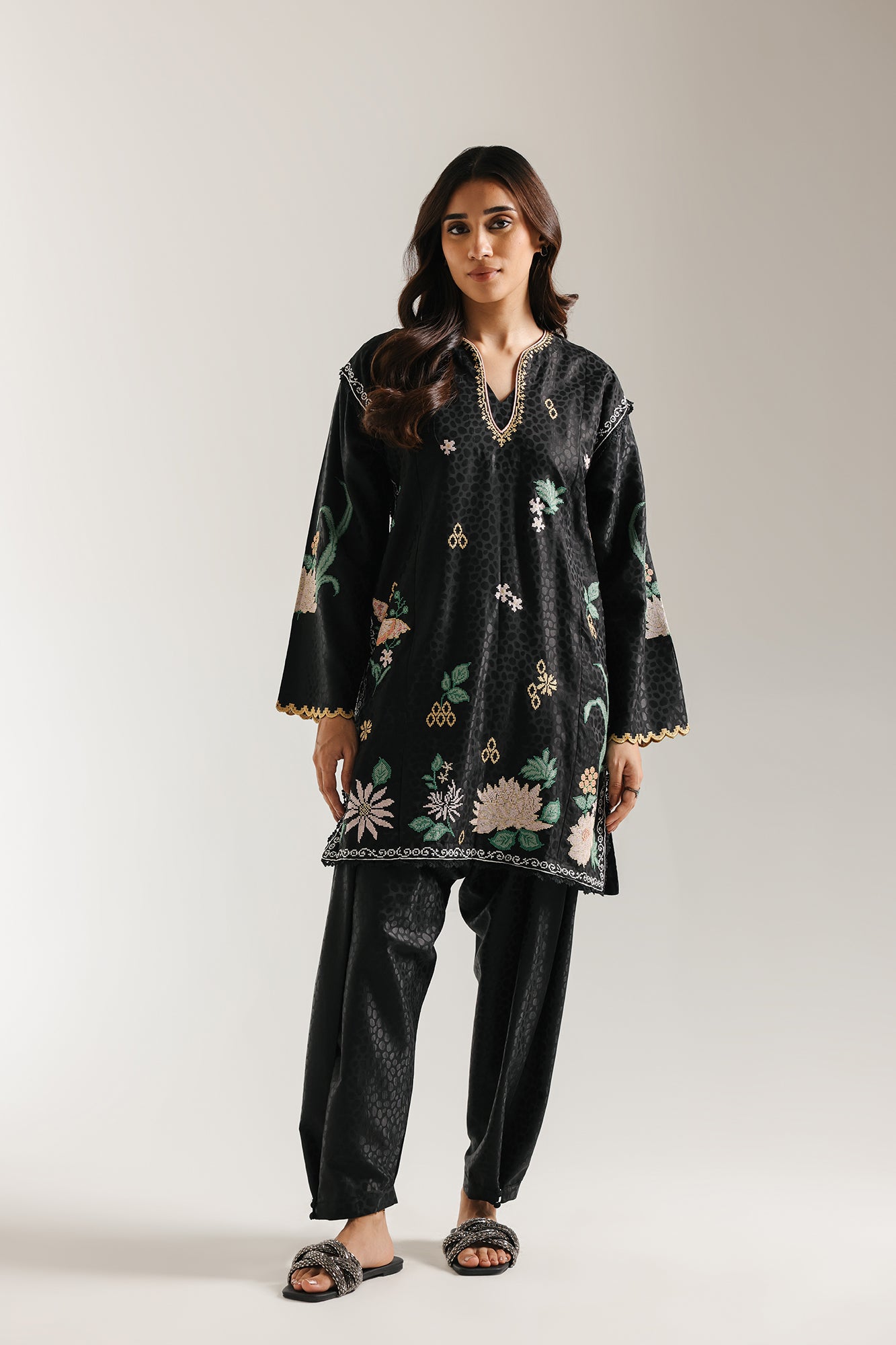 EMBROIDERED SUIT (E6628/102/901)