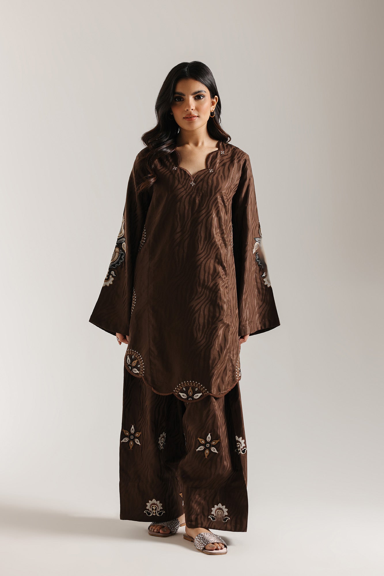 EMBROIDERED SUIT (E6950/102/802)