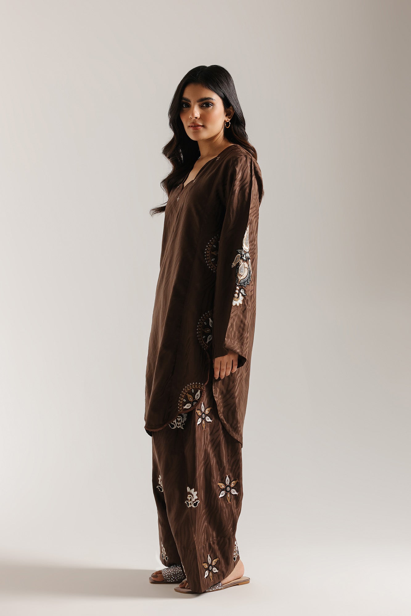 EMBROIDERED SUIT (E6950/102/802)