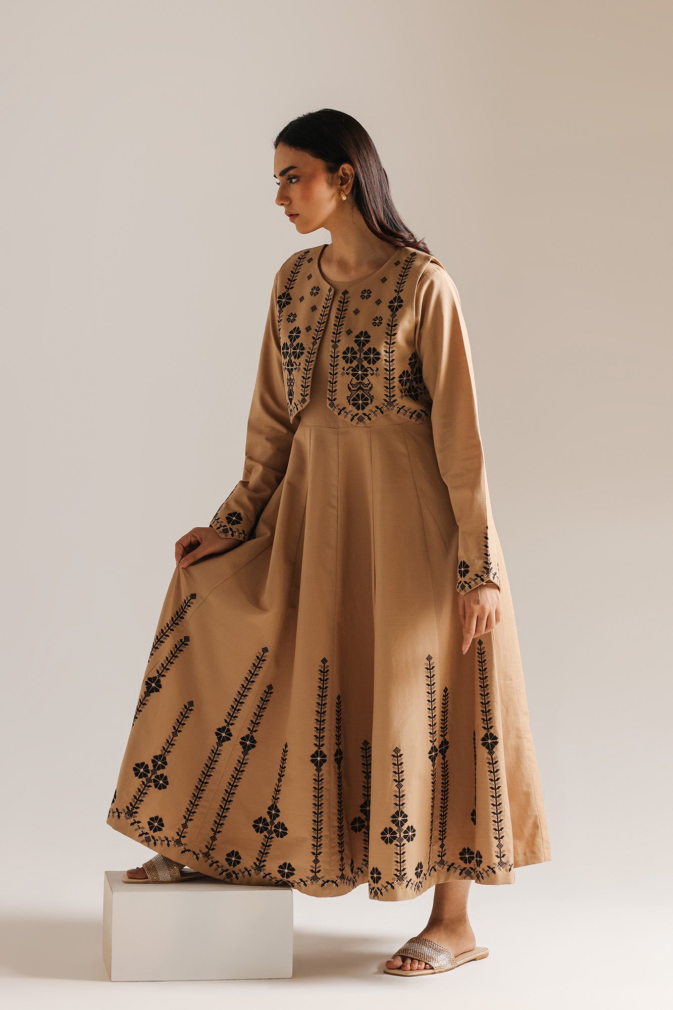EMBROIDERED DRESS (E6958/102/114)