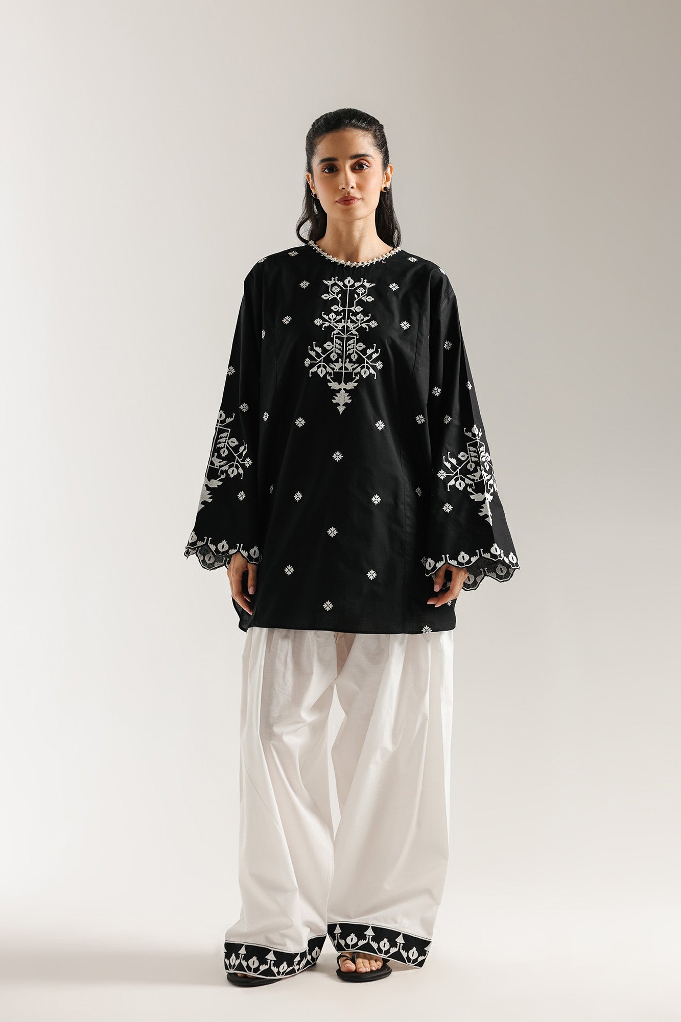 EMBROIDERED SUIT (E6971/102/901)