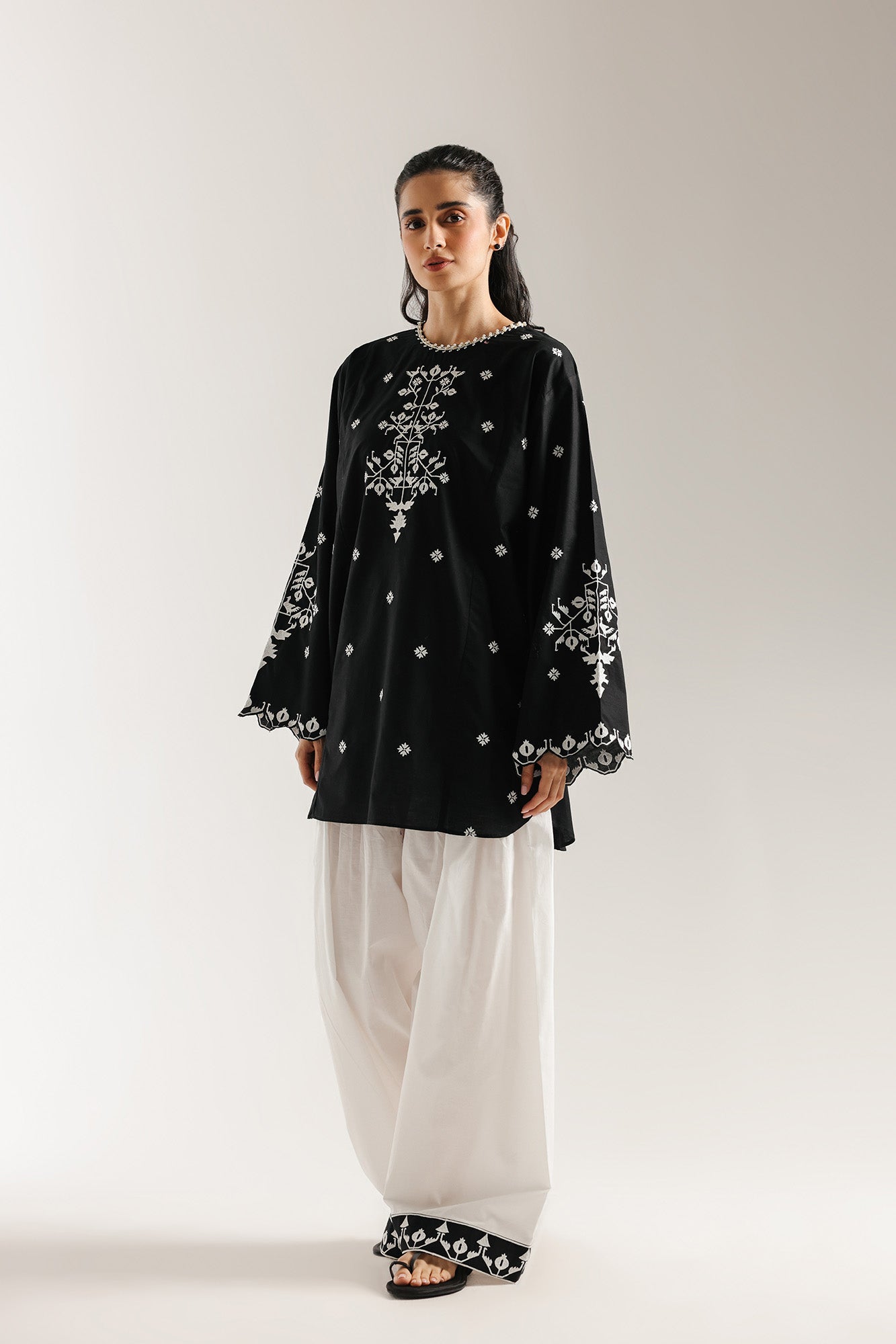 EMBROIDERED SUIT (E6971/102/901)
