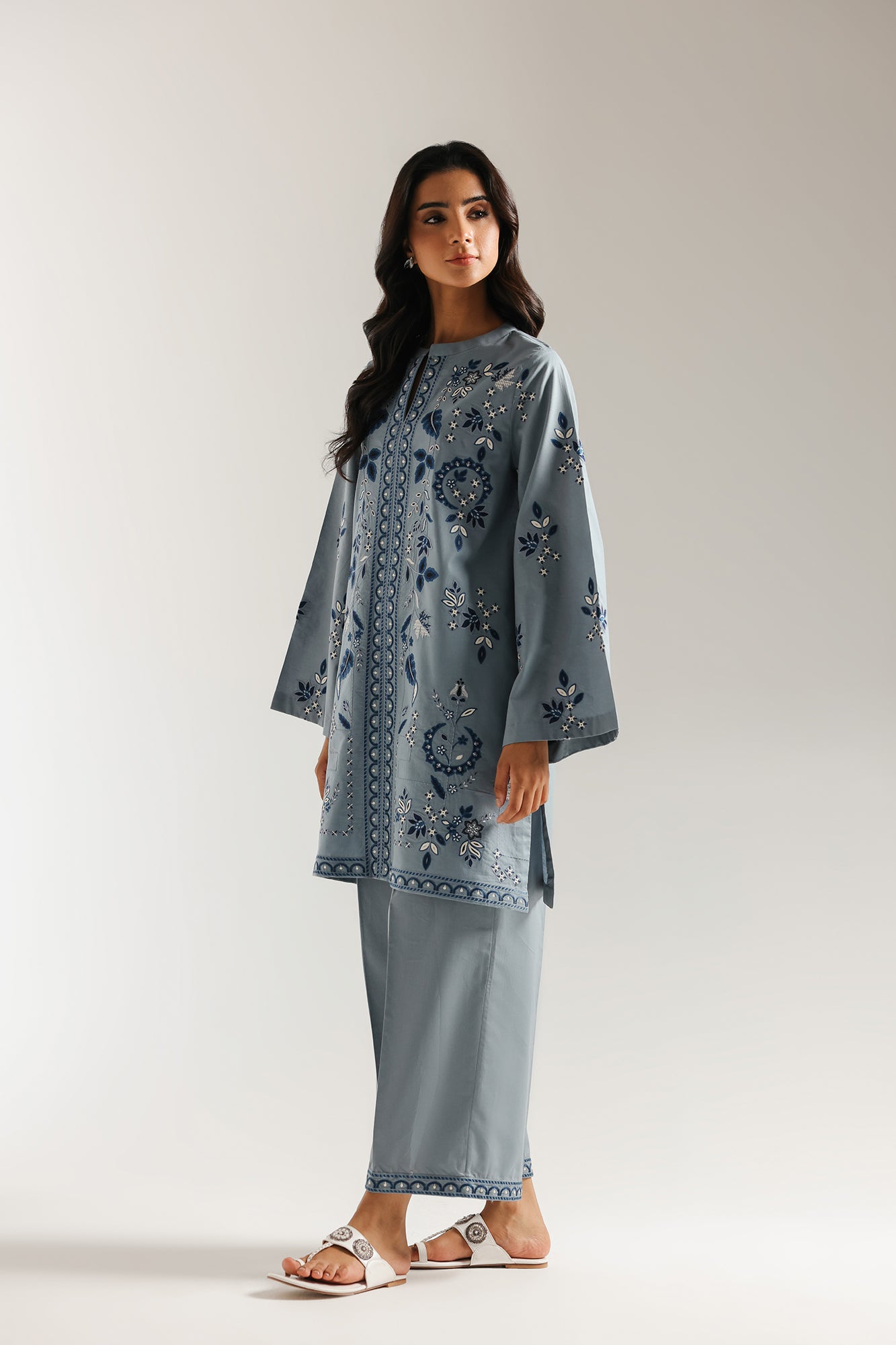 EMBROIDERED SUIT (E6973/102/605)