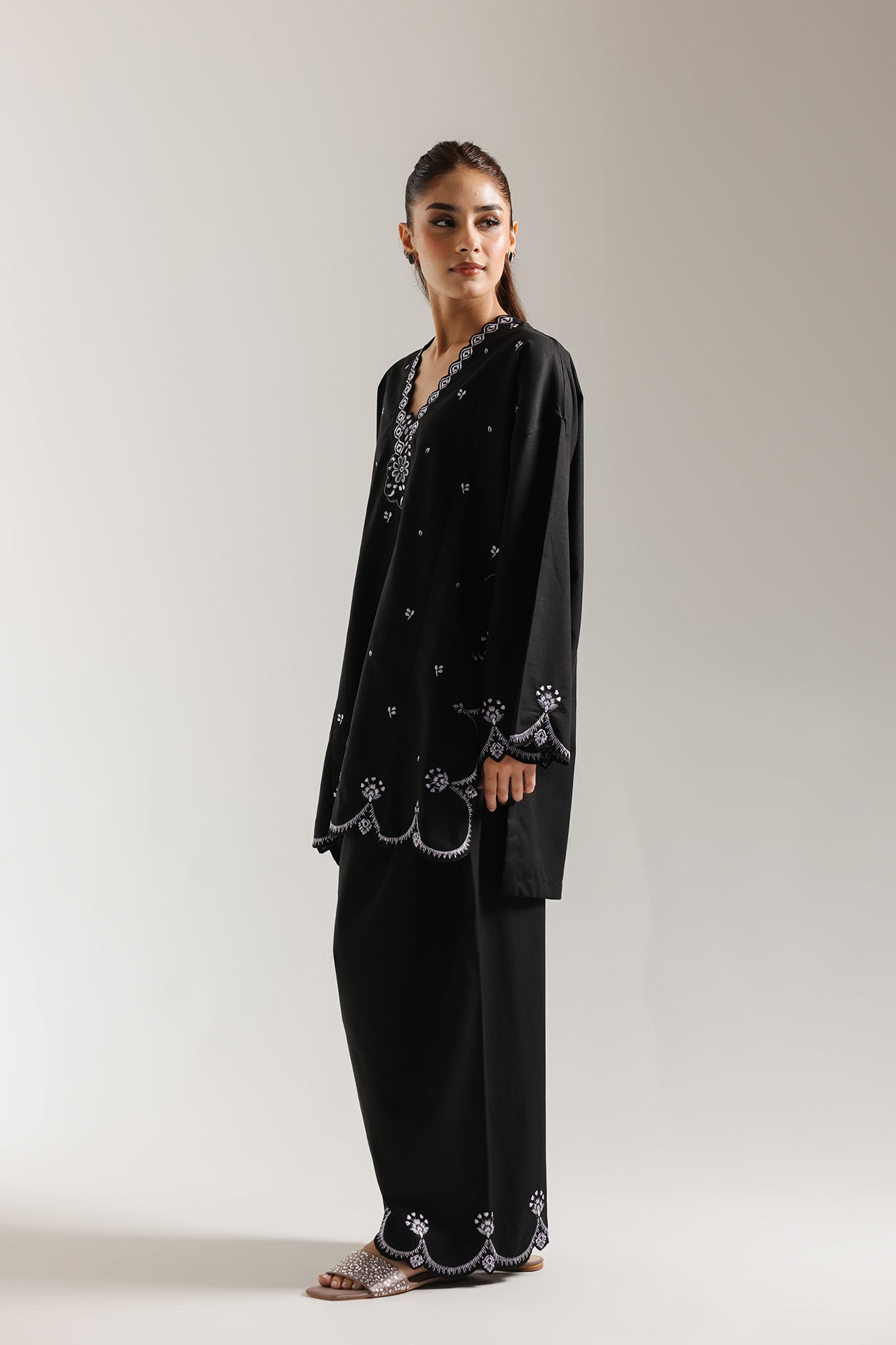 EMBROIDERED SUIT (E6995/102/902)