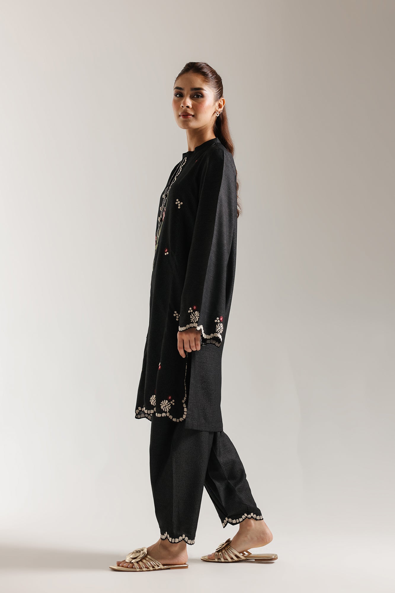 EMBROIDERED SUIT (E6999/102/902)