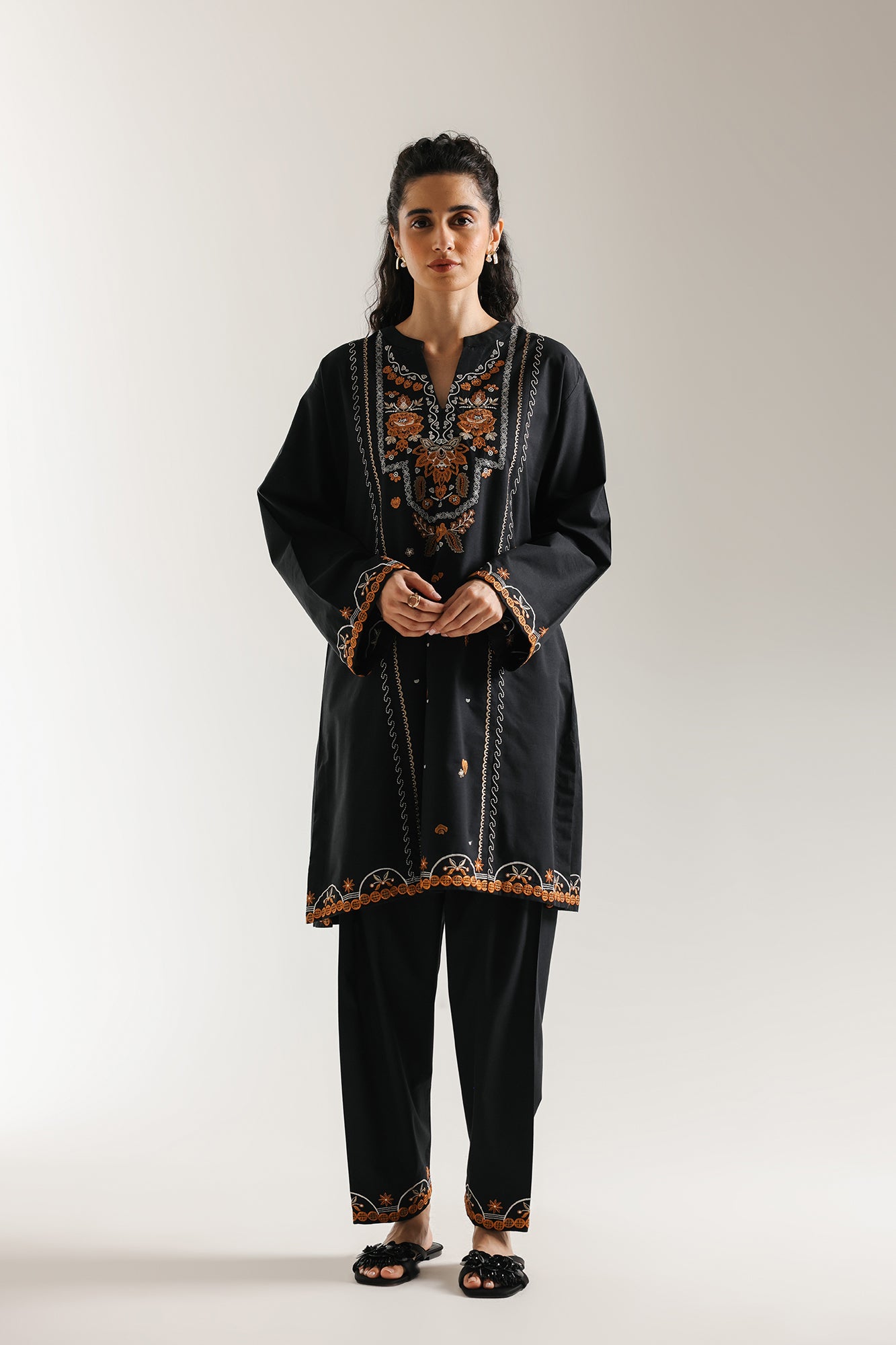 EMBROIDERED SUIT (E7004/102/902)