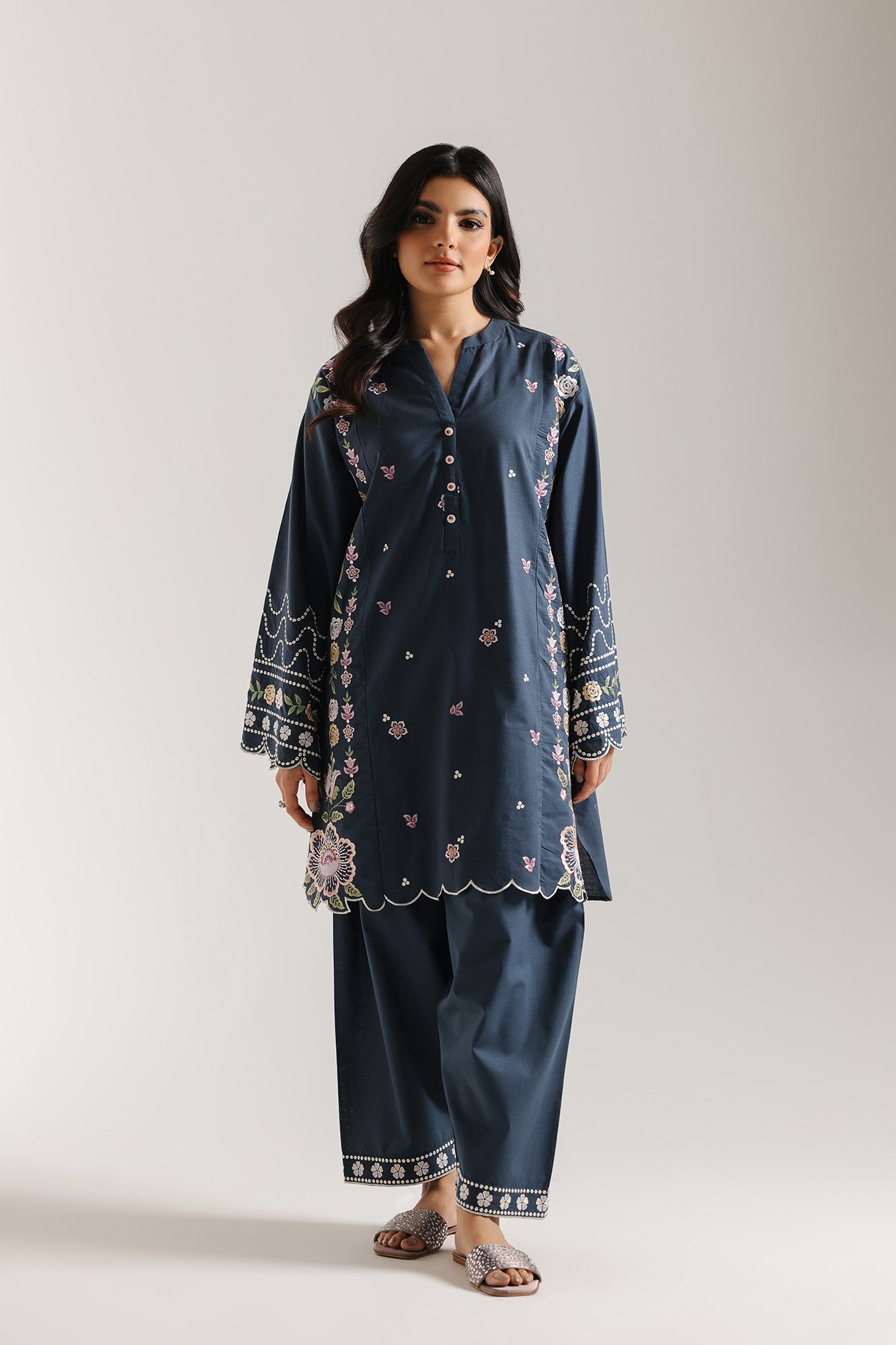 EMBROIDERED SUIT (E7006/102/622)