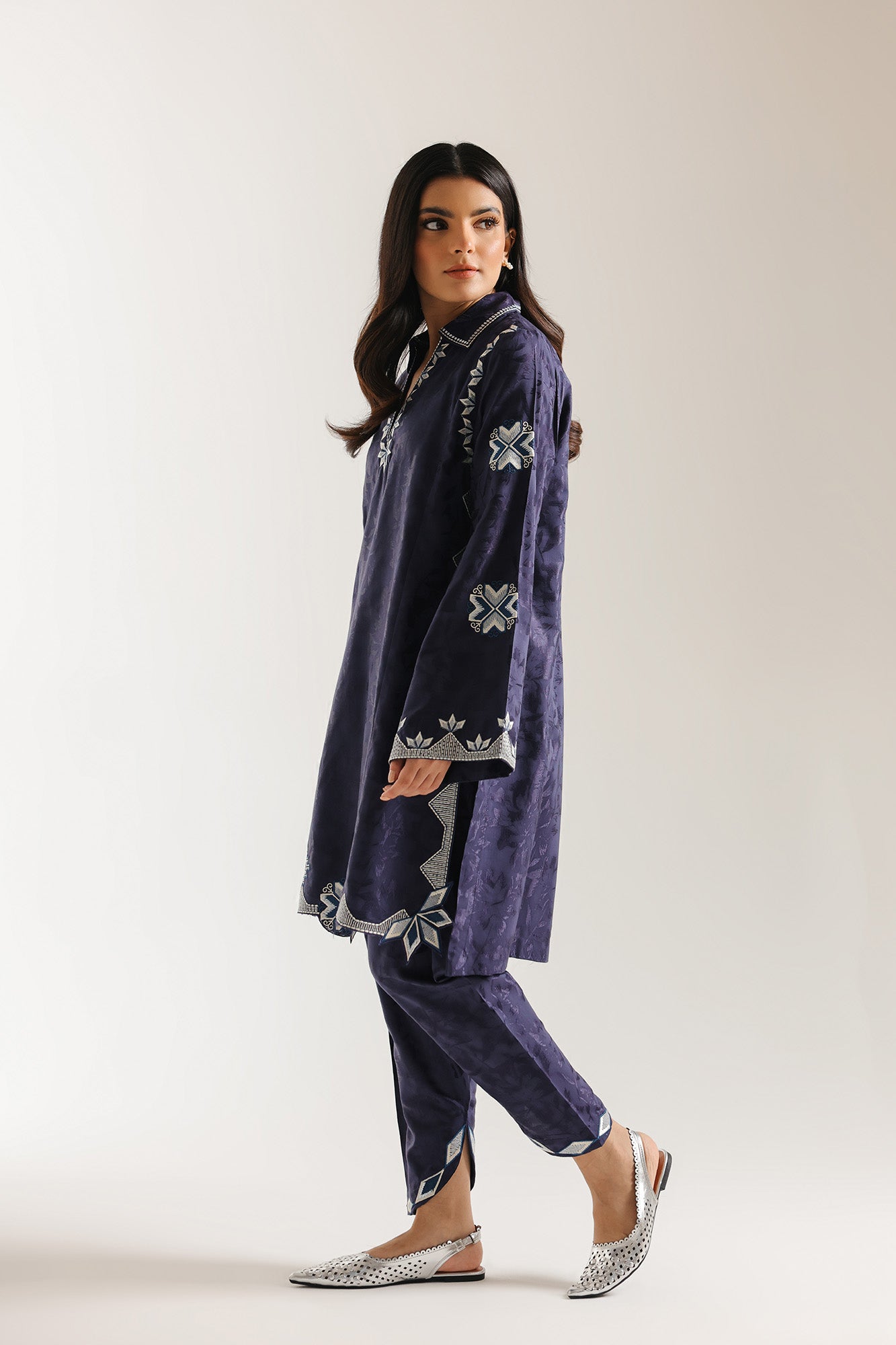 EMBROIDERED SUIT (E7011/102/622)