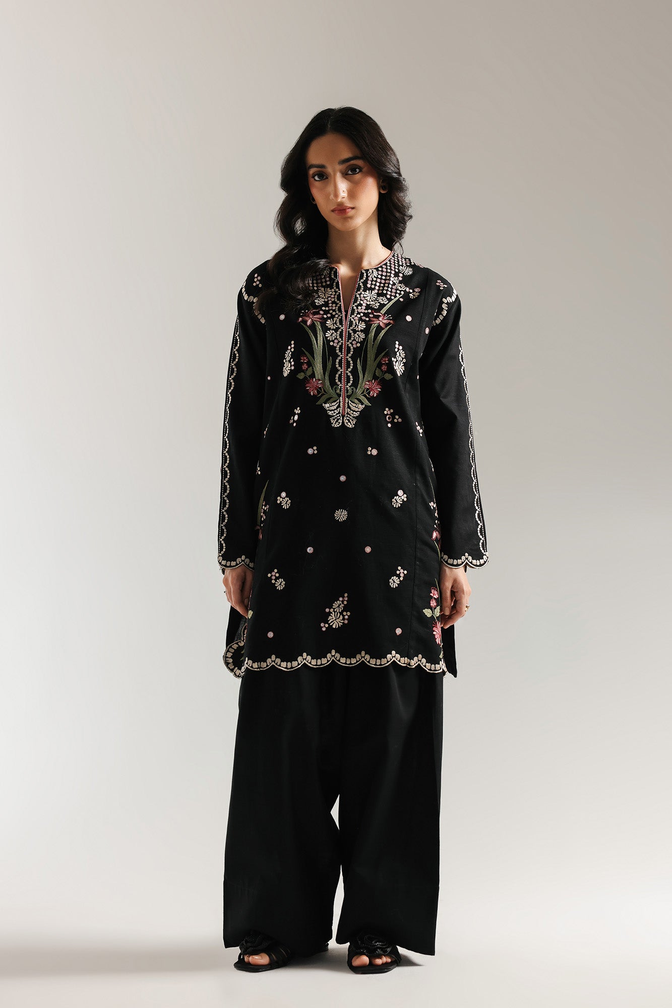 EMBROIDERED SUIT (E7037/102/902)