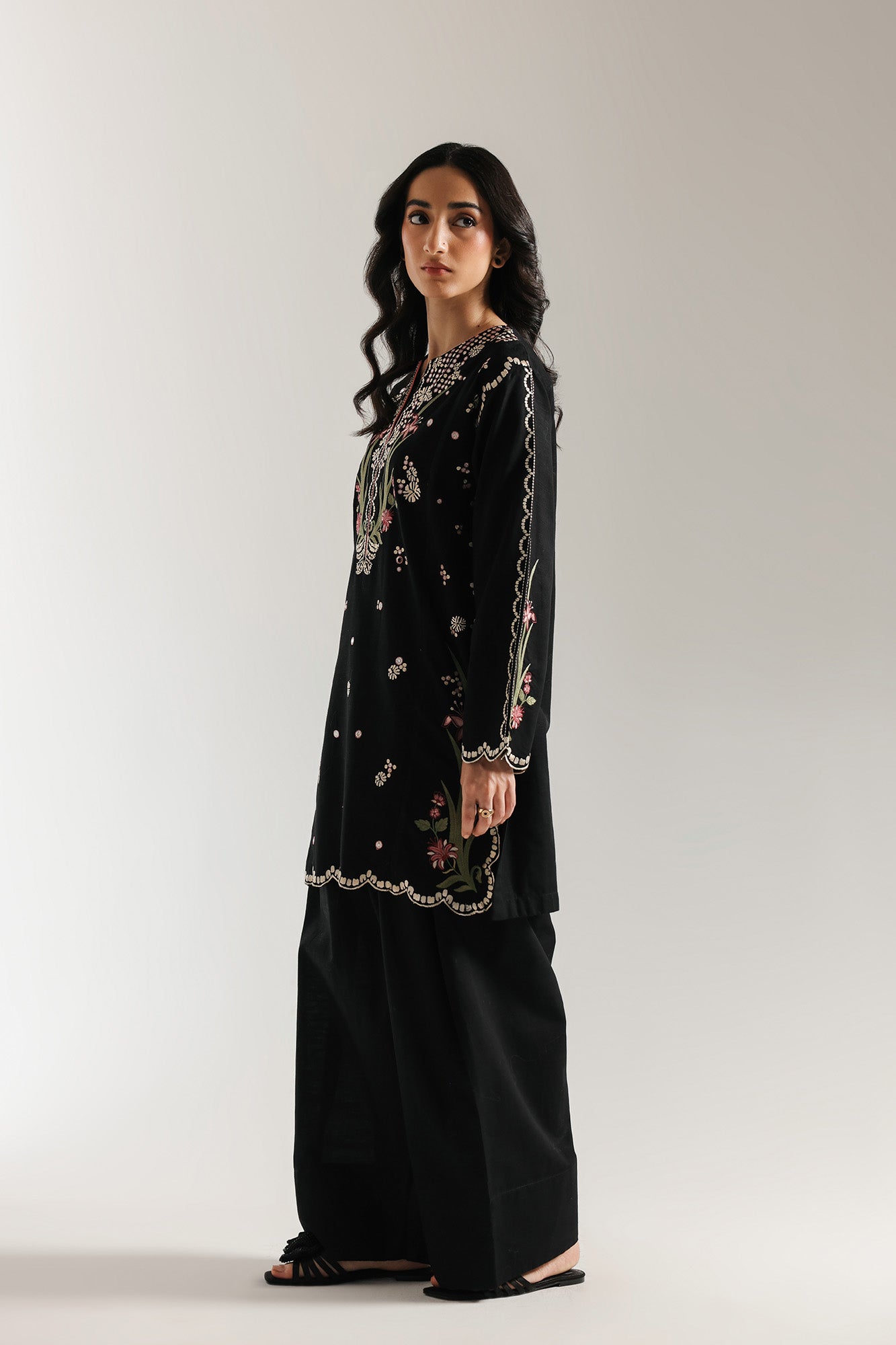 EMBROIDERED SUIT (E7037/102/902)