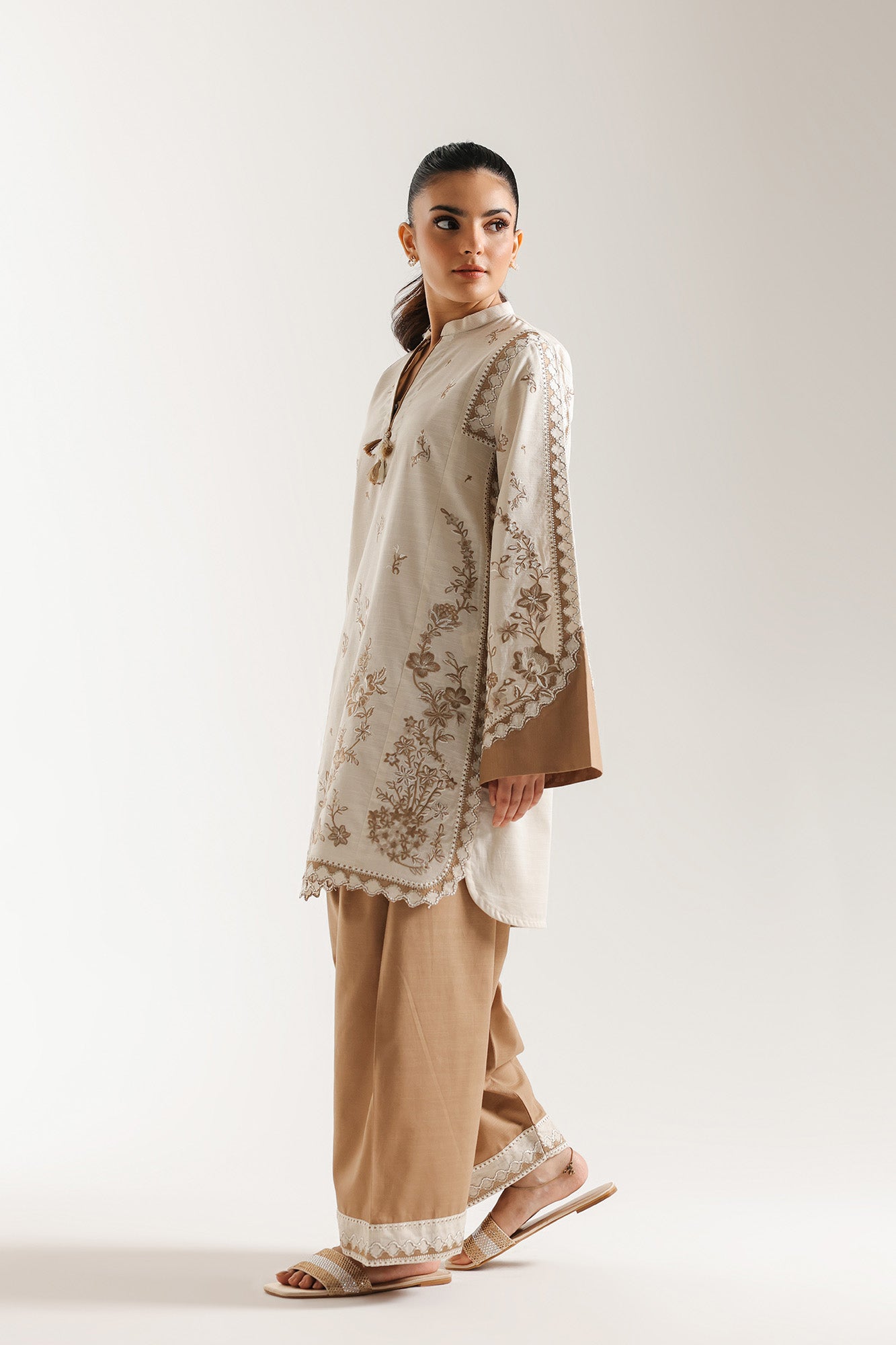 EMBROIDERED SUIT (E7040/102/003)