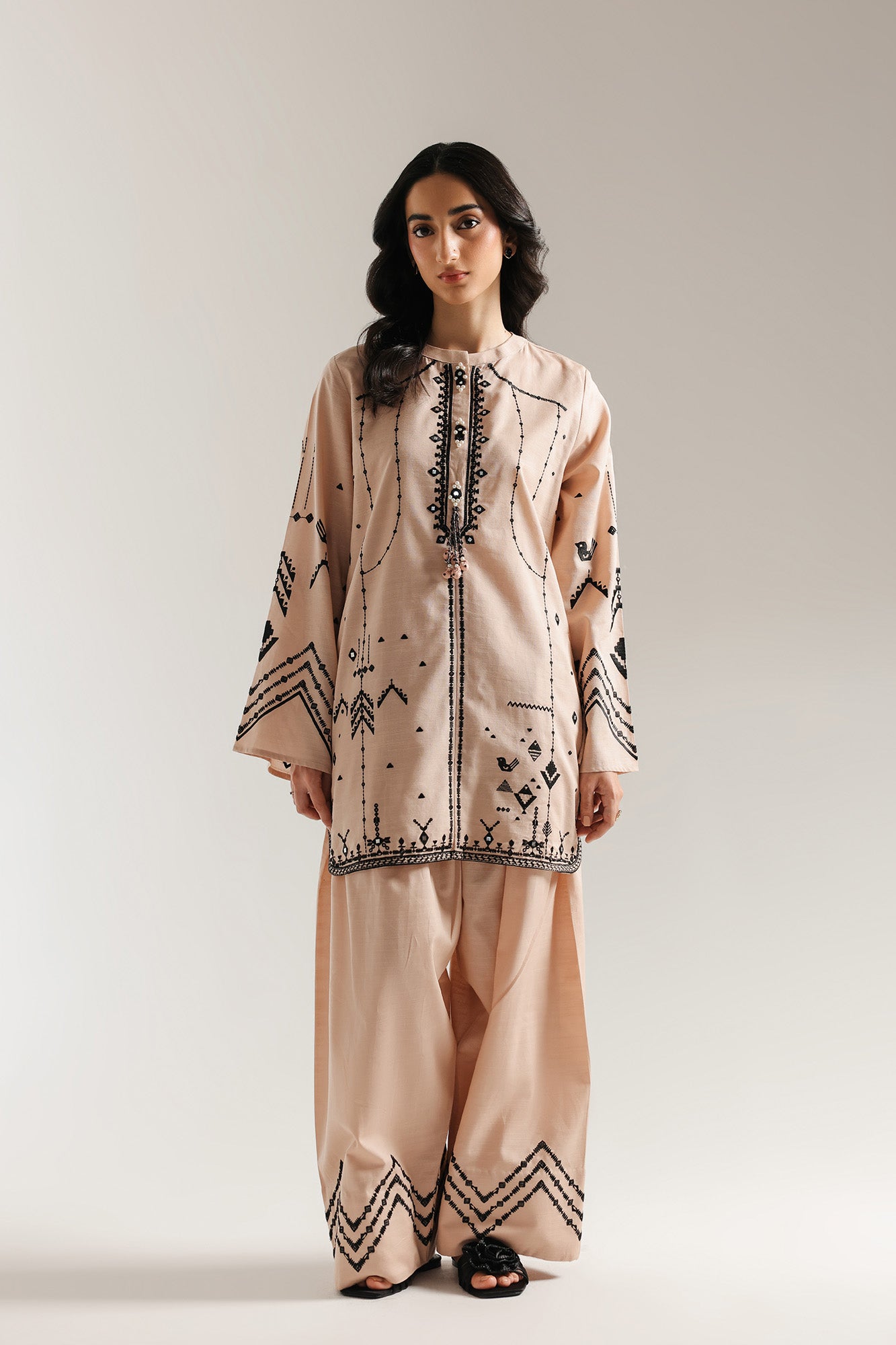 EMBROIDERED SUIT (E7043/102/808)