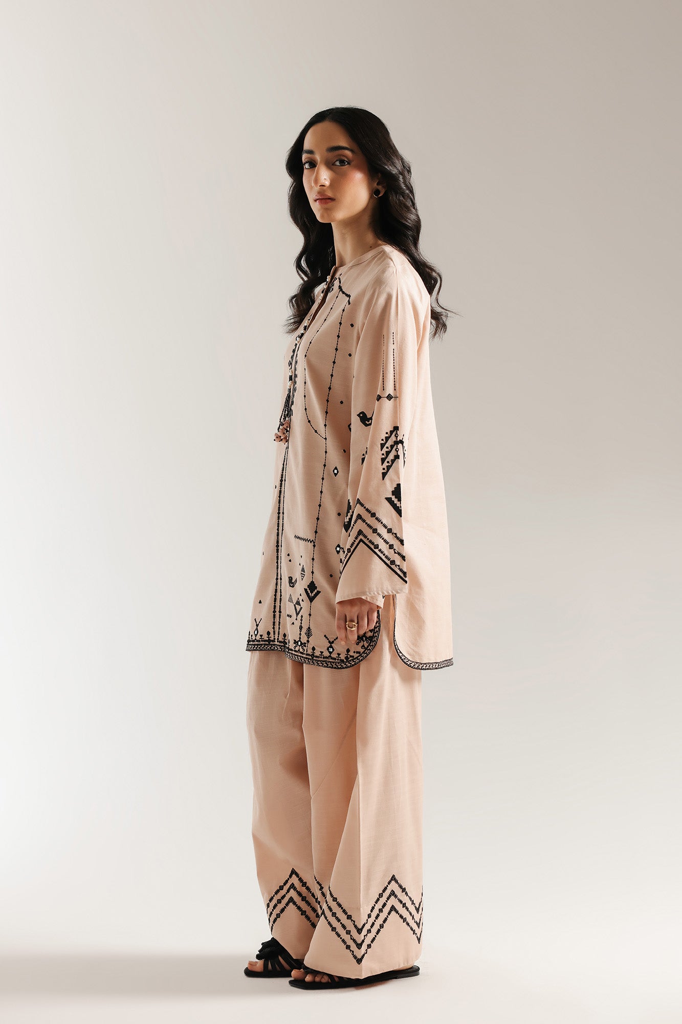 EMBROIDERED SUIT (E7043/102/808)