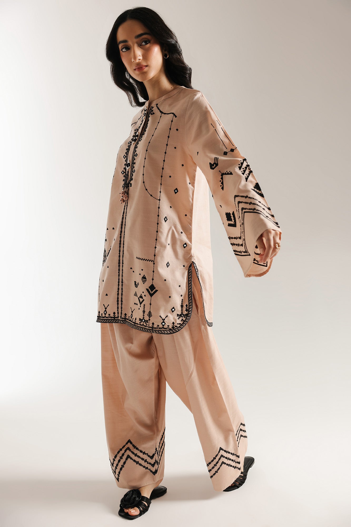 EMBROIDERED SUIT (E7043/102/808)