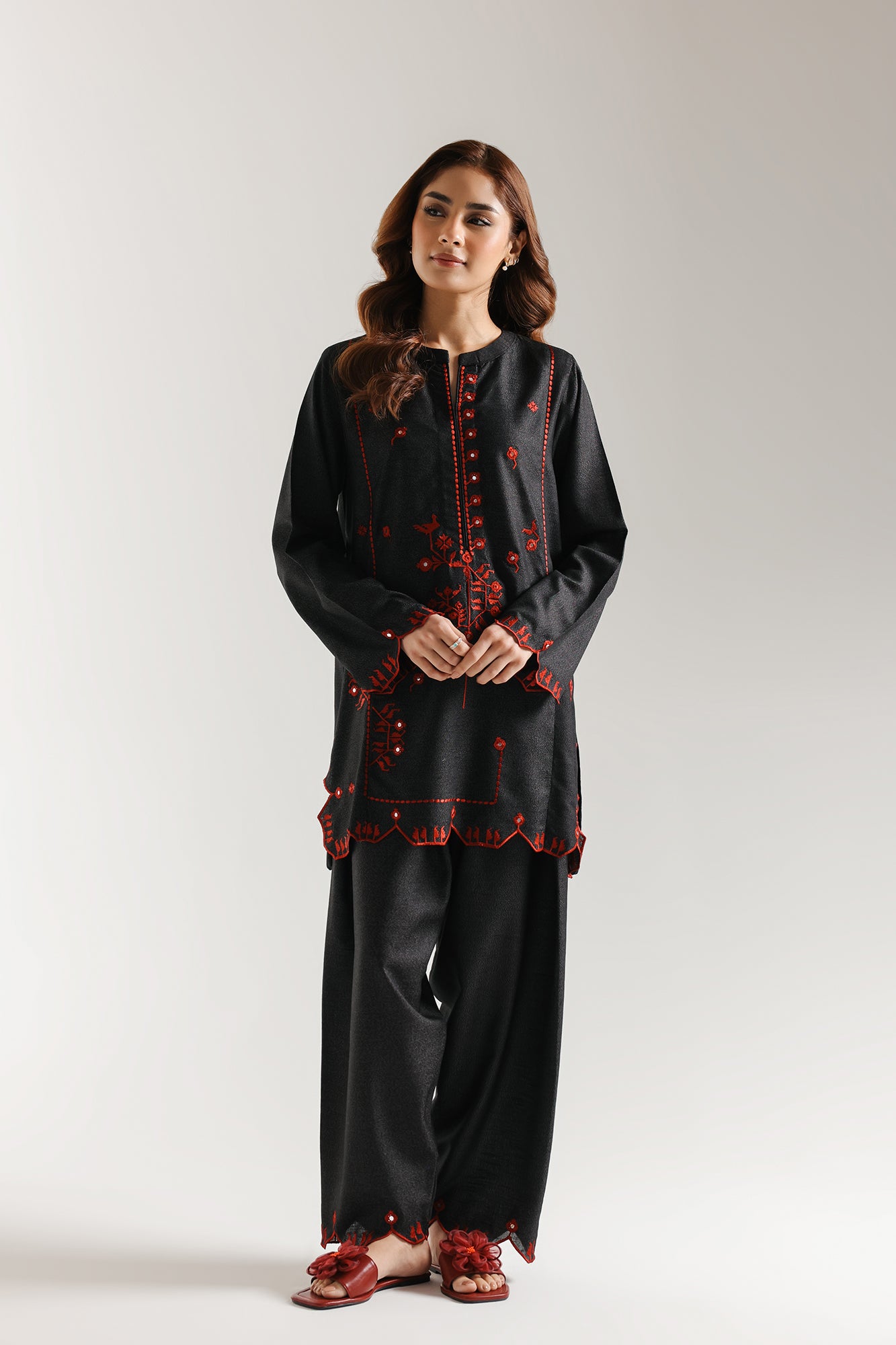 EMBROIDERED SUIT (E7044/102/902)