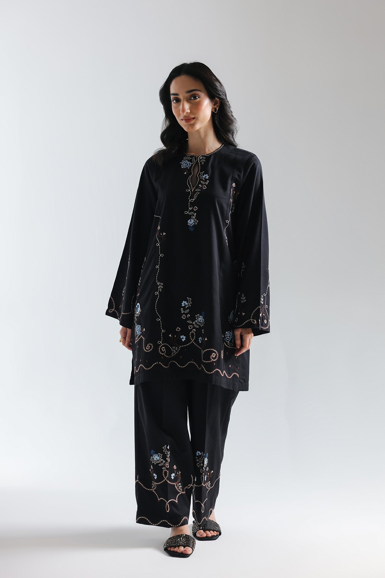 EMBROIDERED SUIT (E7214/102/902)