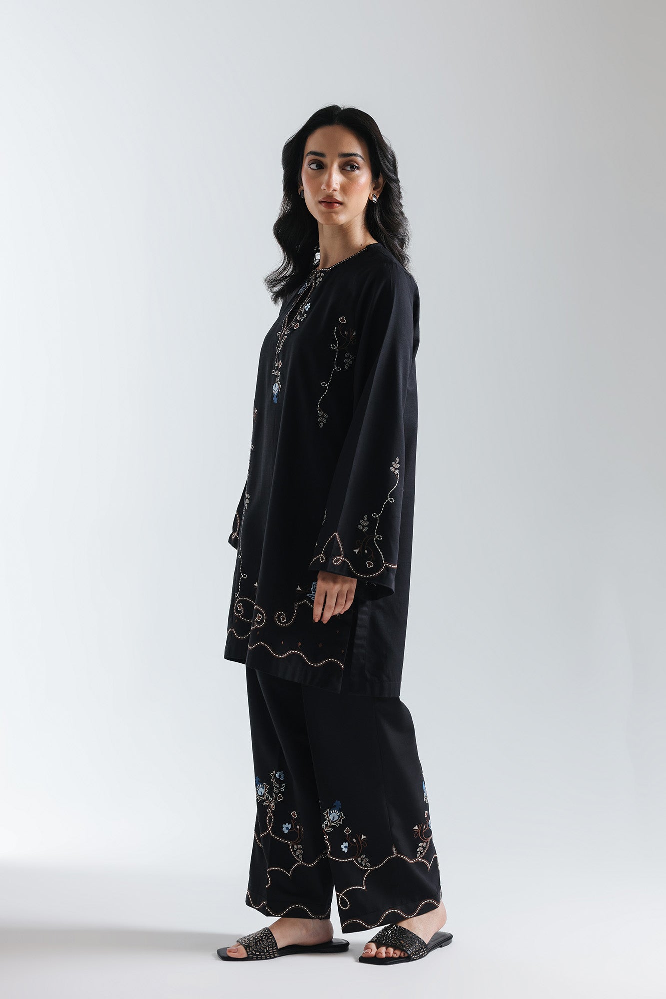 EMBROIDERED SUIT (E7214/102/902)