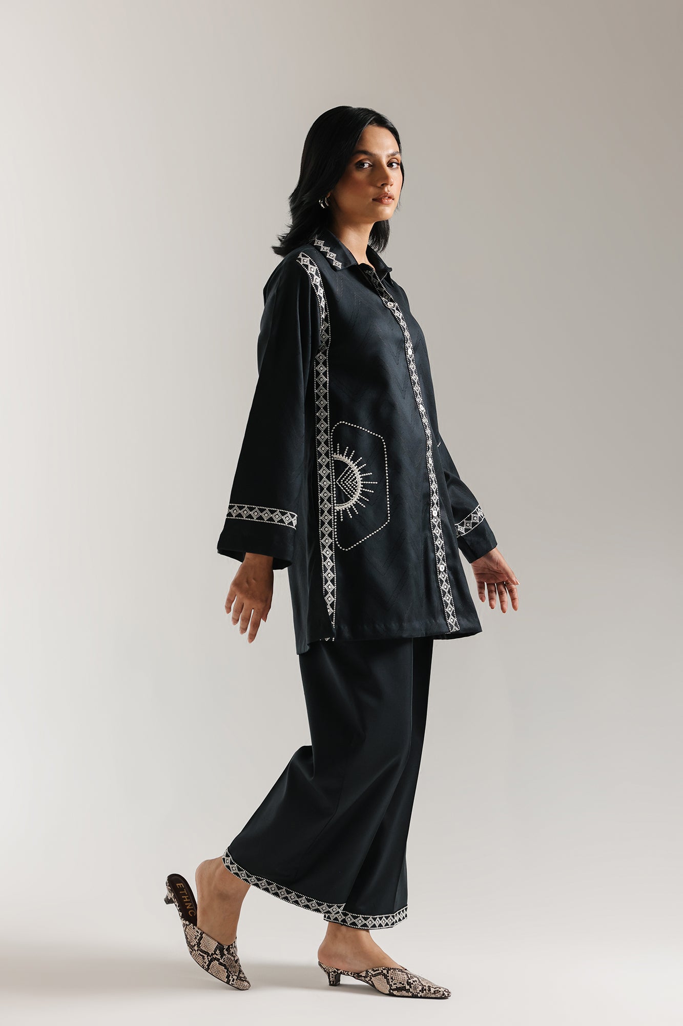 EMBROIDERED SUIT (E7217/102/902)