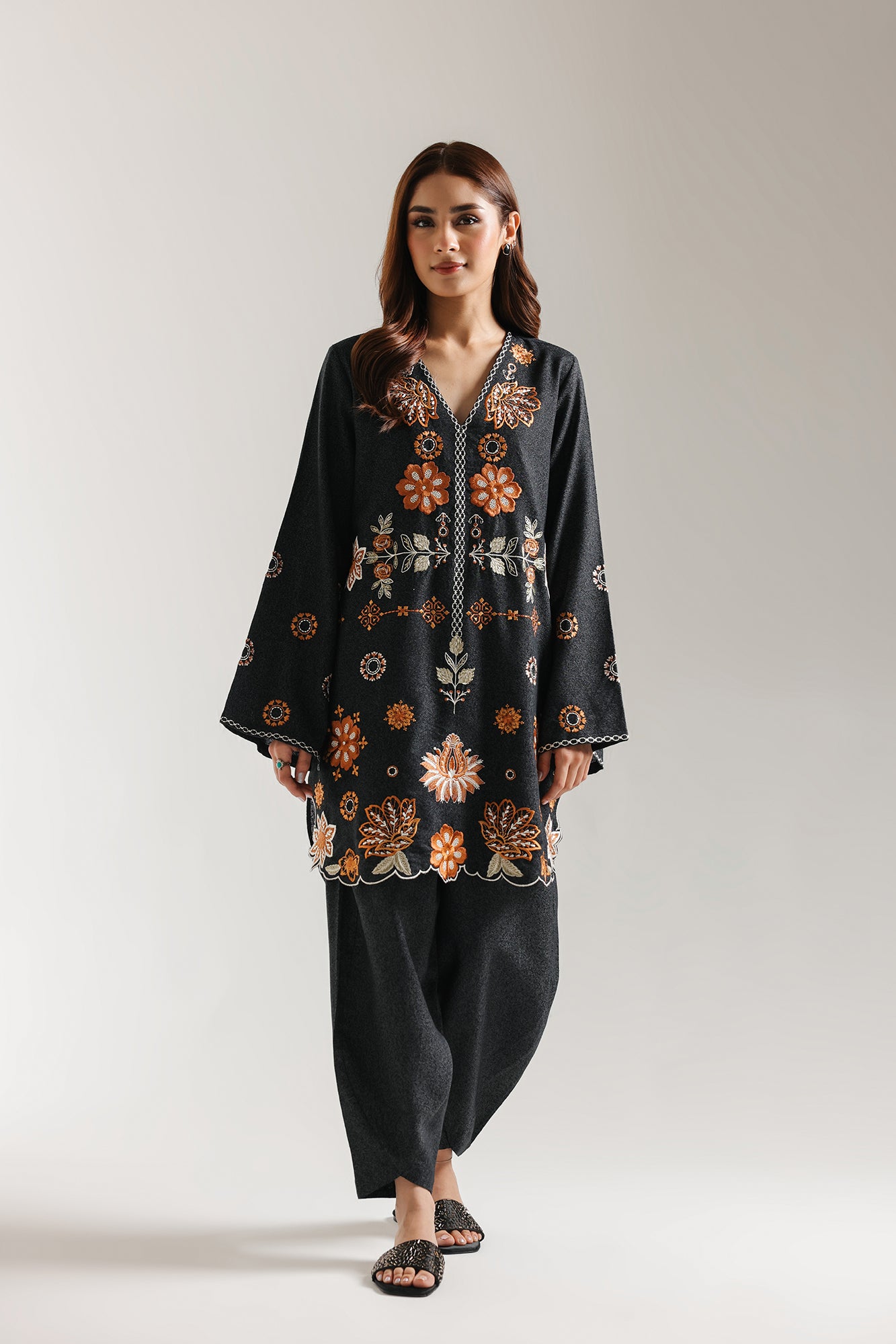 EMBROIDERED SUIT (E7225/102/902)