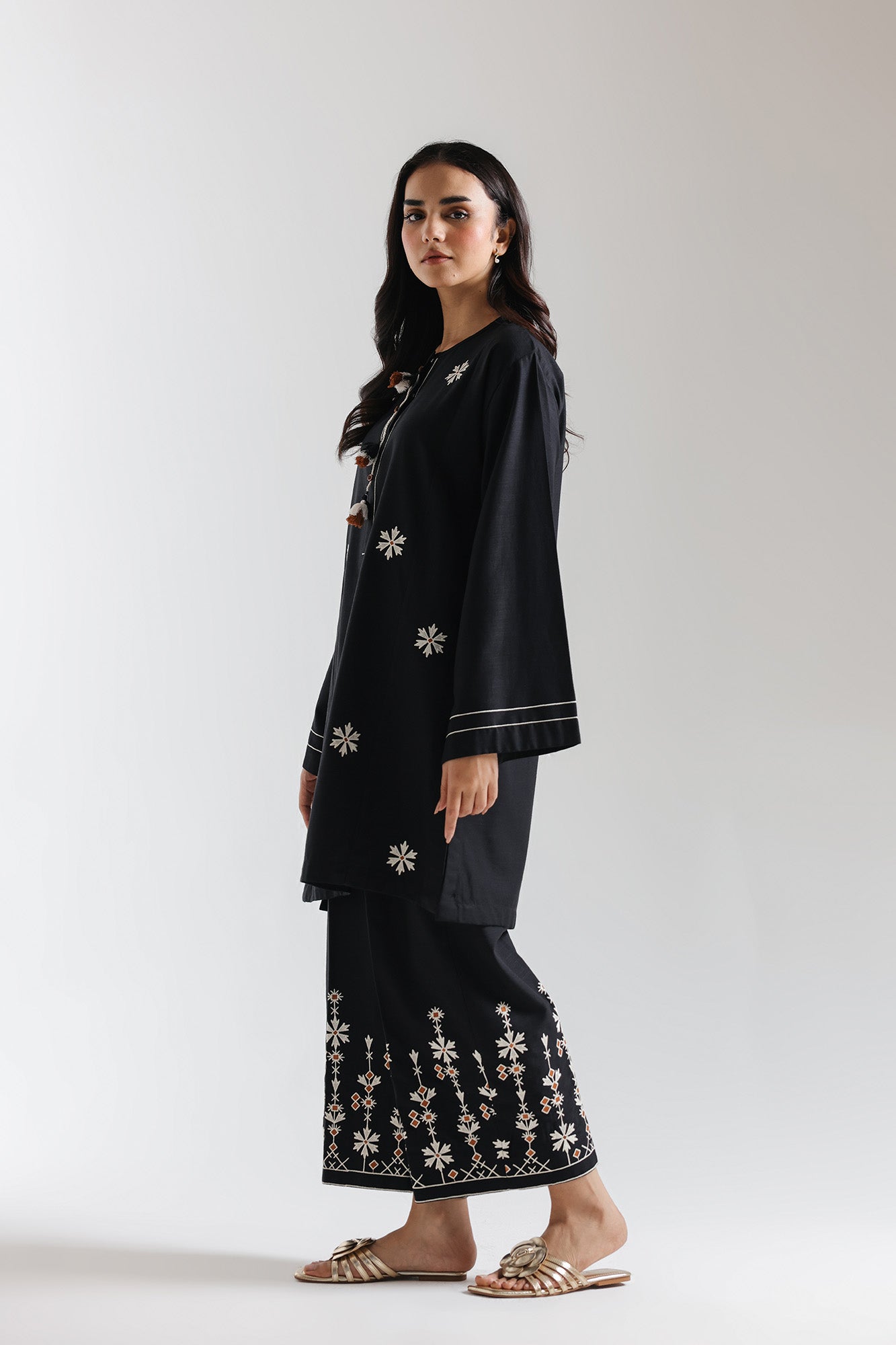 EMBROIDERED SUIT (E7249/102/902)