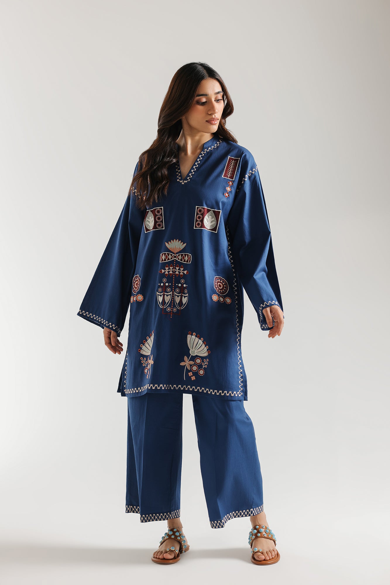 EMBROIDERED SUIT (E7552/102/627)