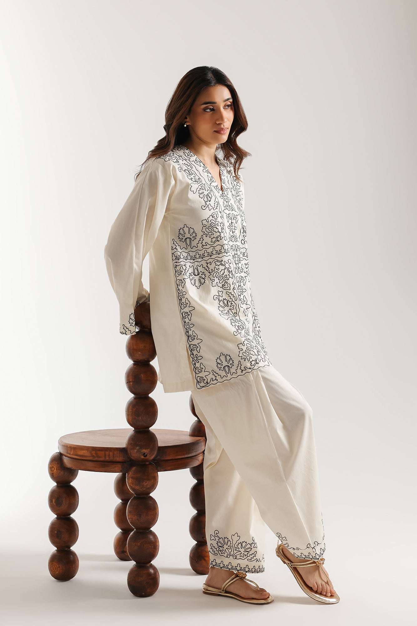 EMBROIDERED SUIT (E7620/102/002)