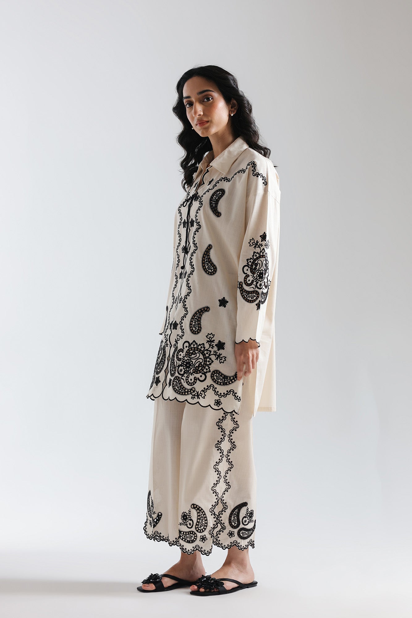 EMBROIDERED SUIT (E7686/102/002)