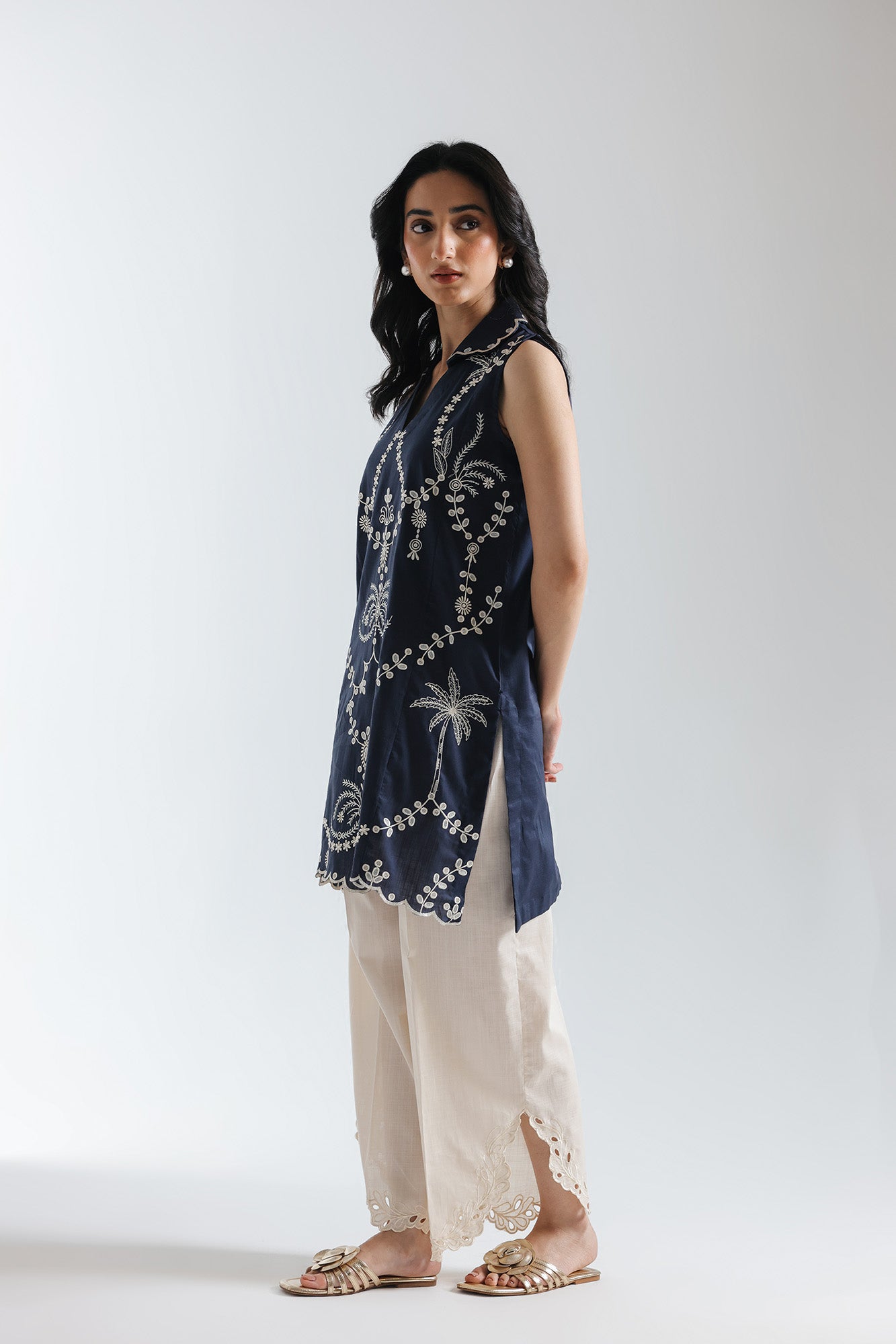 EMBROIDERED SUIT (E7687/102/619)