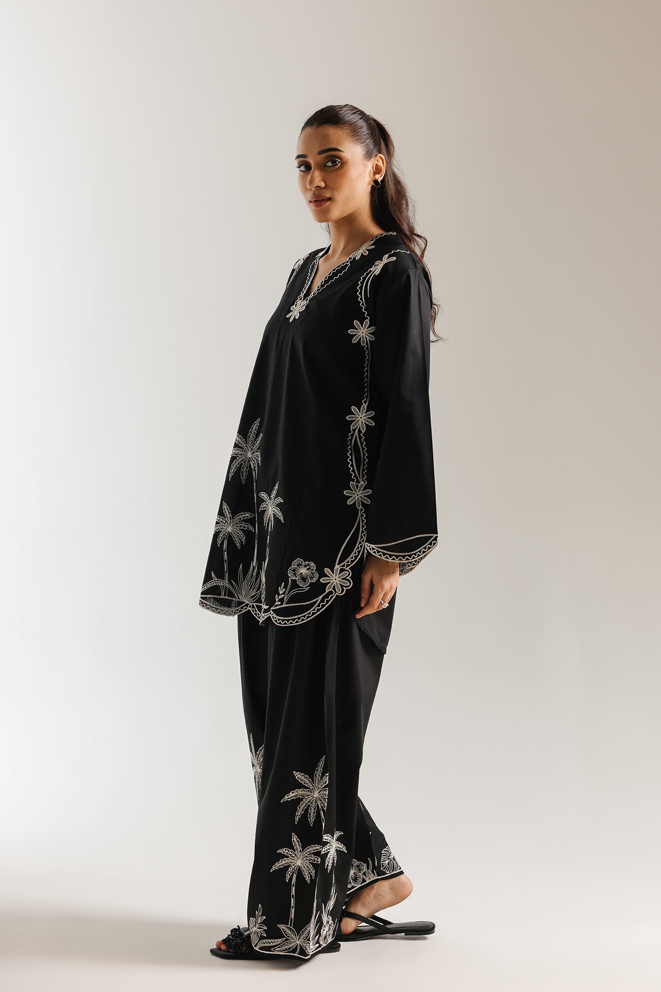 EMBROIDERED SUIT (E7688/102/902)