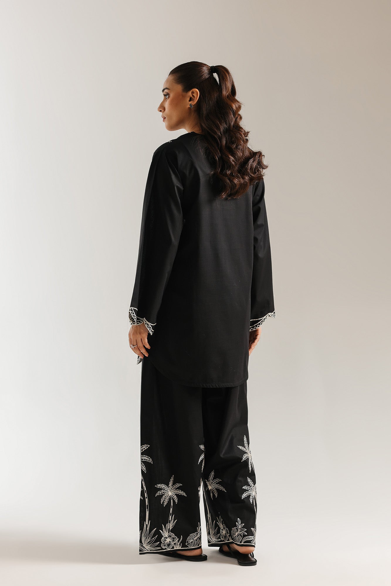 EMBROIDERED SUIT (E7688/102/902)