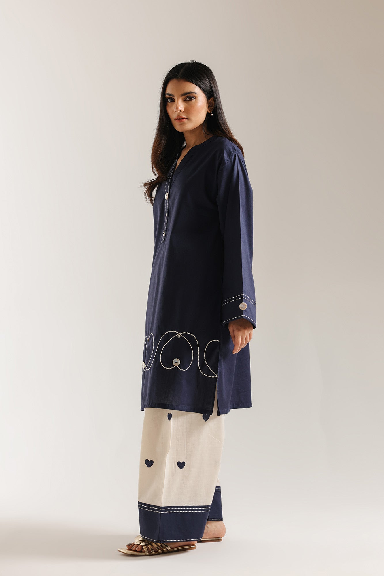 EMBROIDERED SUIT (E7694/102/622)