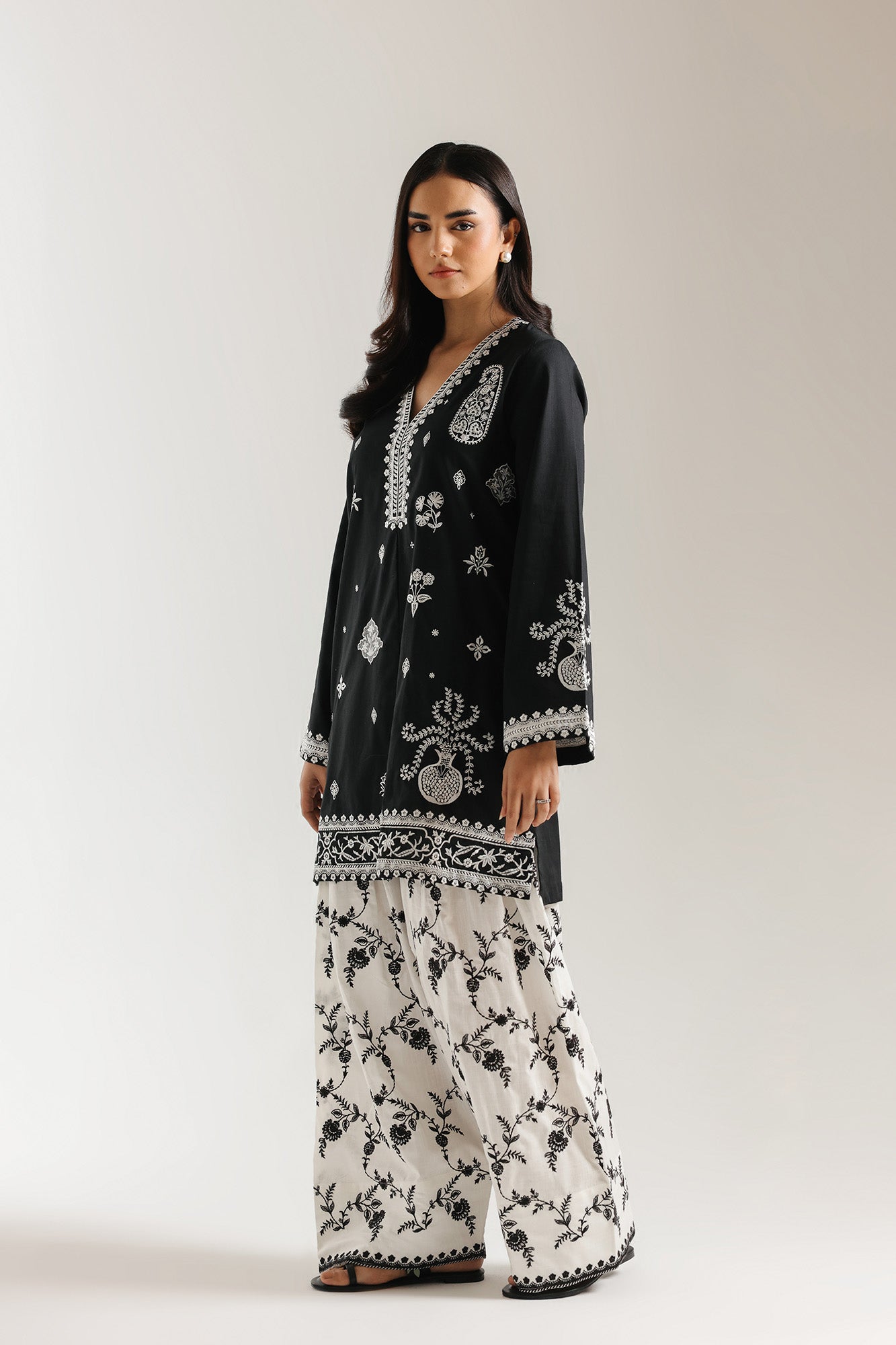 EMBROIDERED SUIT (E7709/102/902)