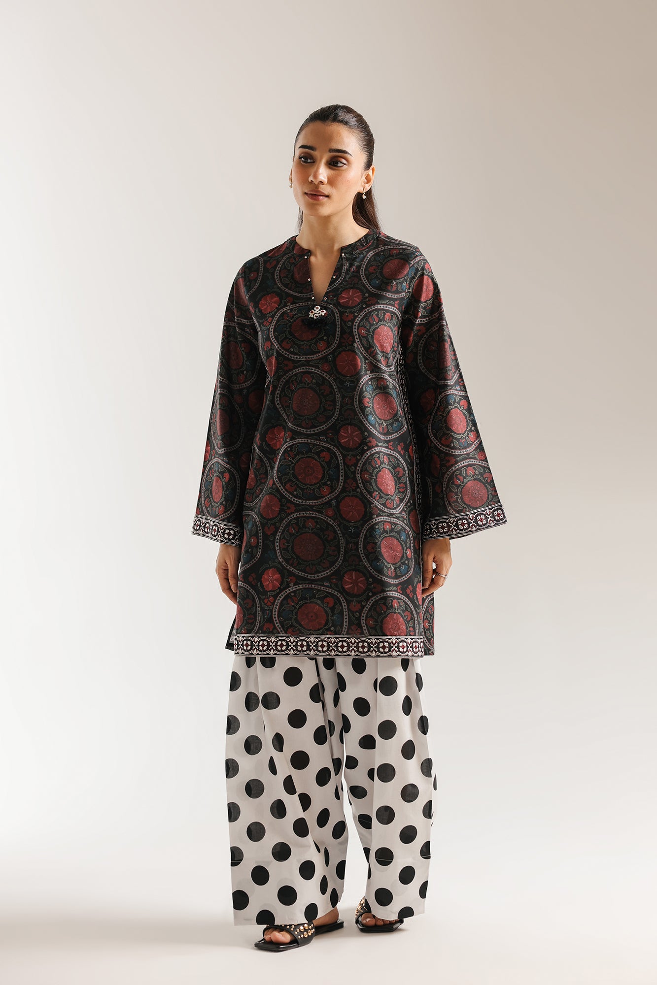 EMBROIDERED SUIT (E7751/102/902)