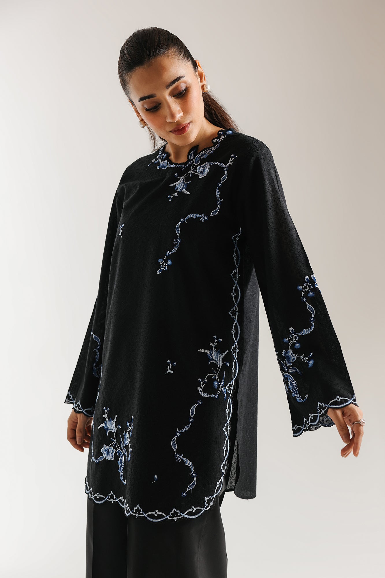 EMBROIDERED SUIT (E7761/102/902)