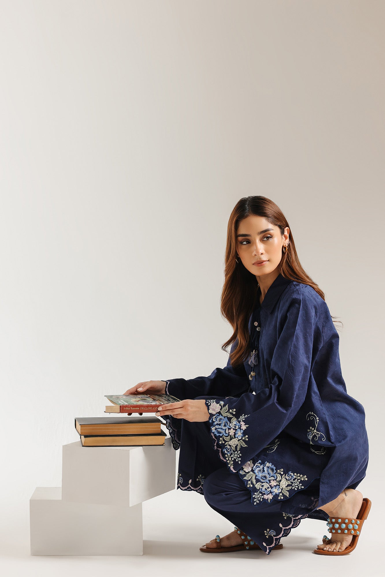 EMBROIDERED SUIT (E7762/102/622)