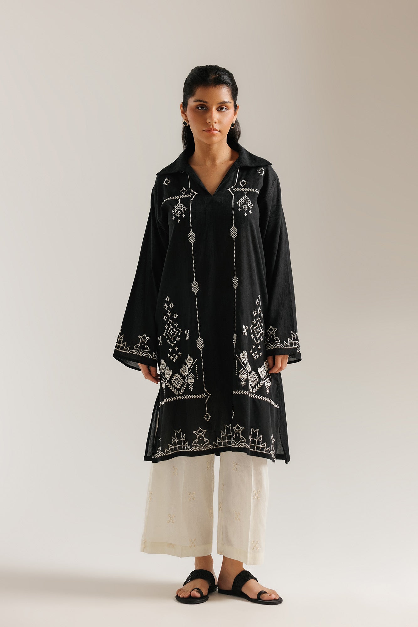 EMBROIDERED SUIT (E7766/102/901)