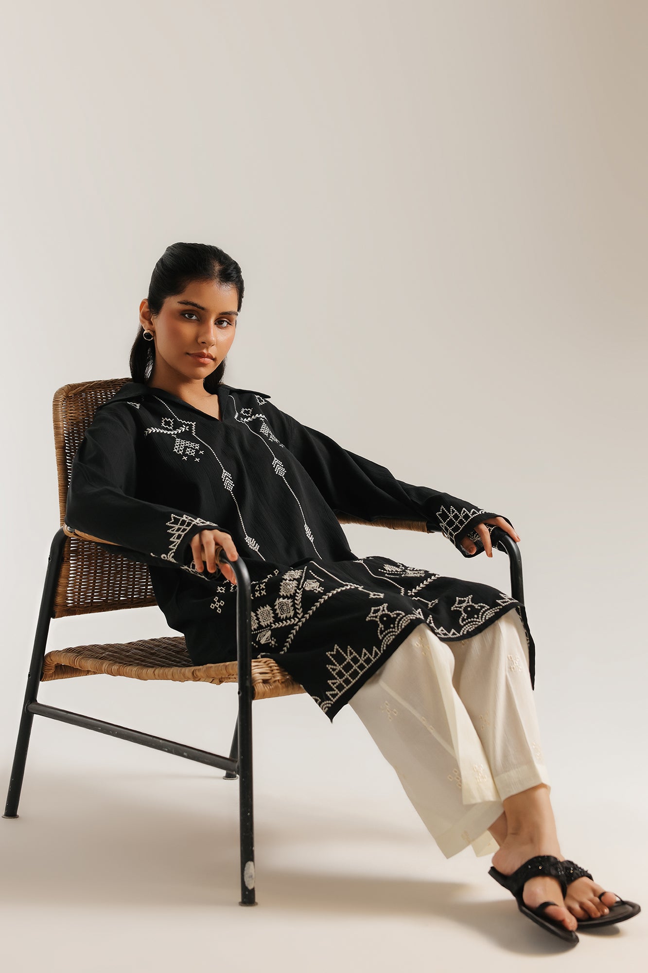 EMBROIDERED SUIT (E7766/102/901)