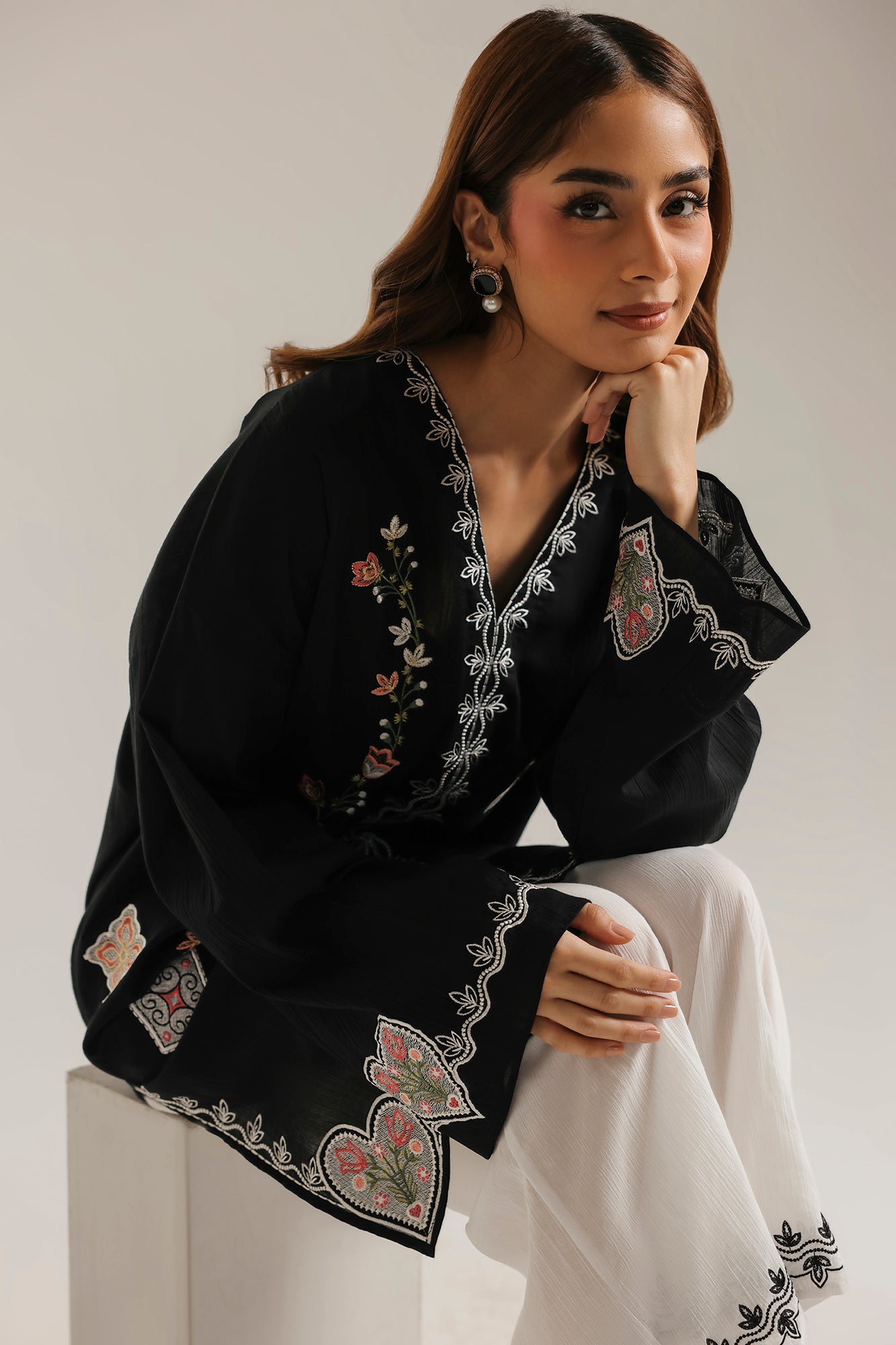 EMBROIDERED SUIT (E7769/102/902)