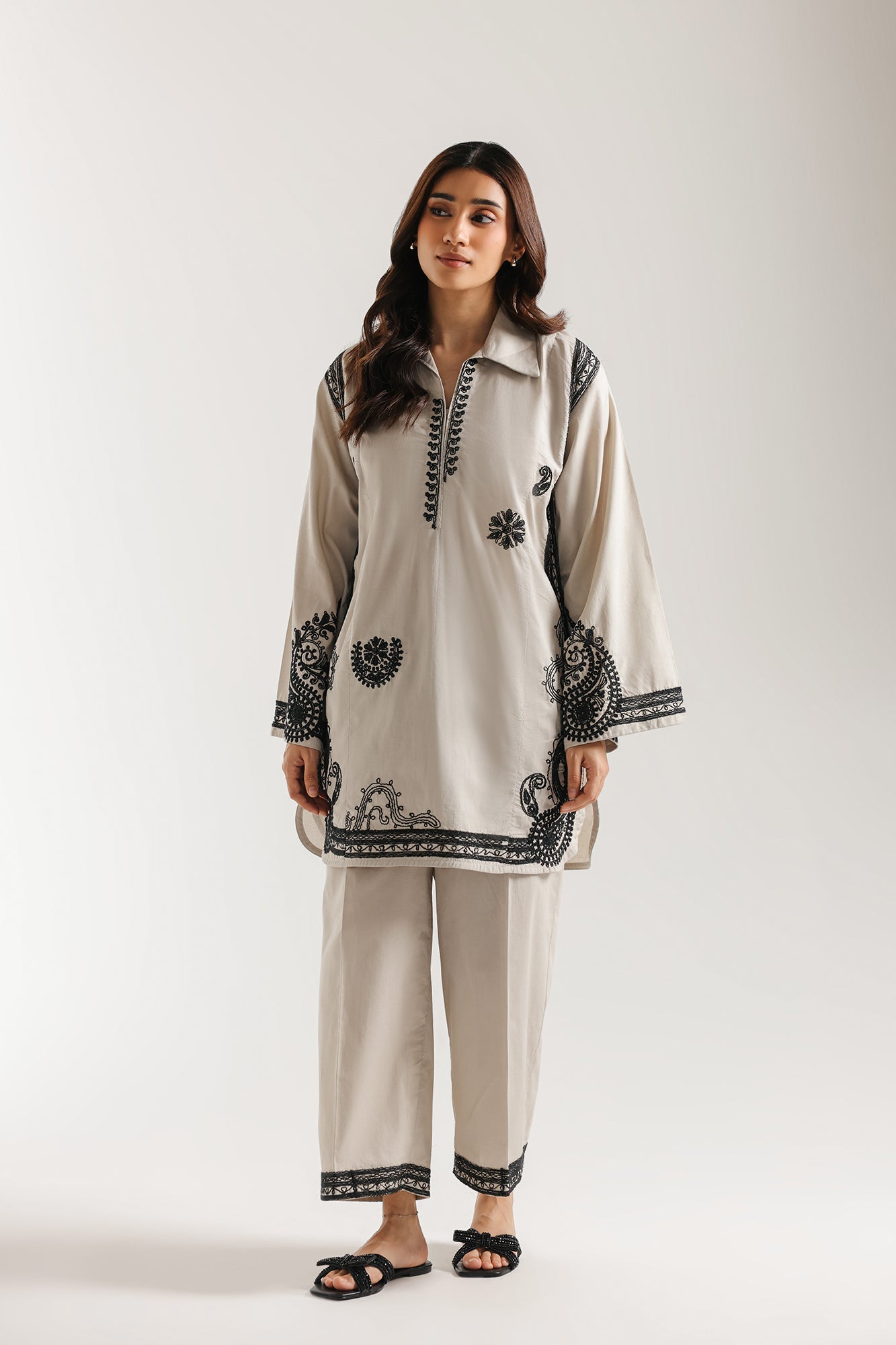 EMBROIDERED SUIT (E7781/102/817)