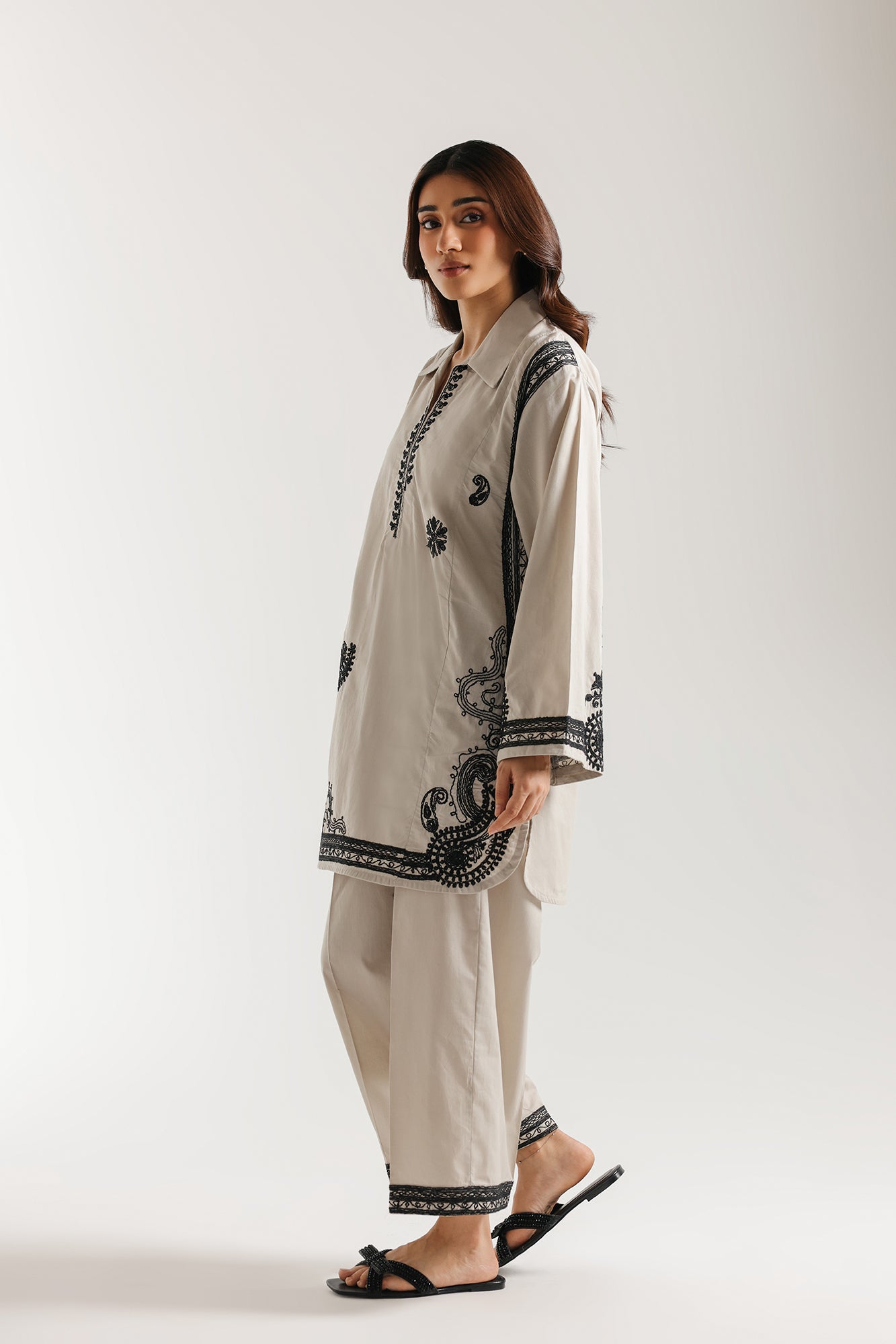 EMBROIDERED SUIT (E7781/102/817)